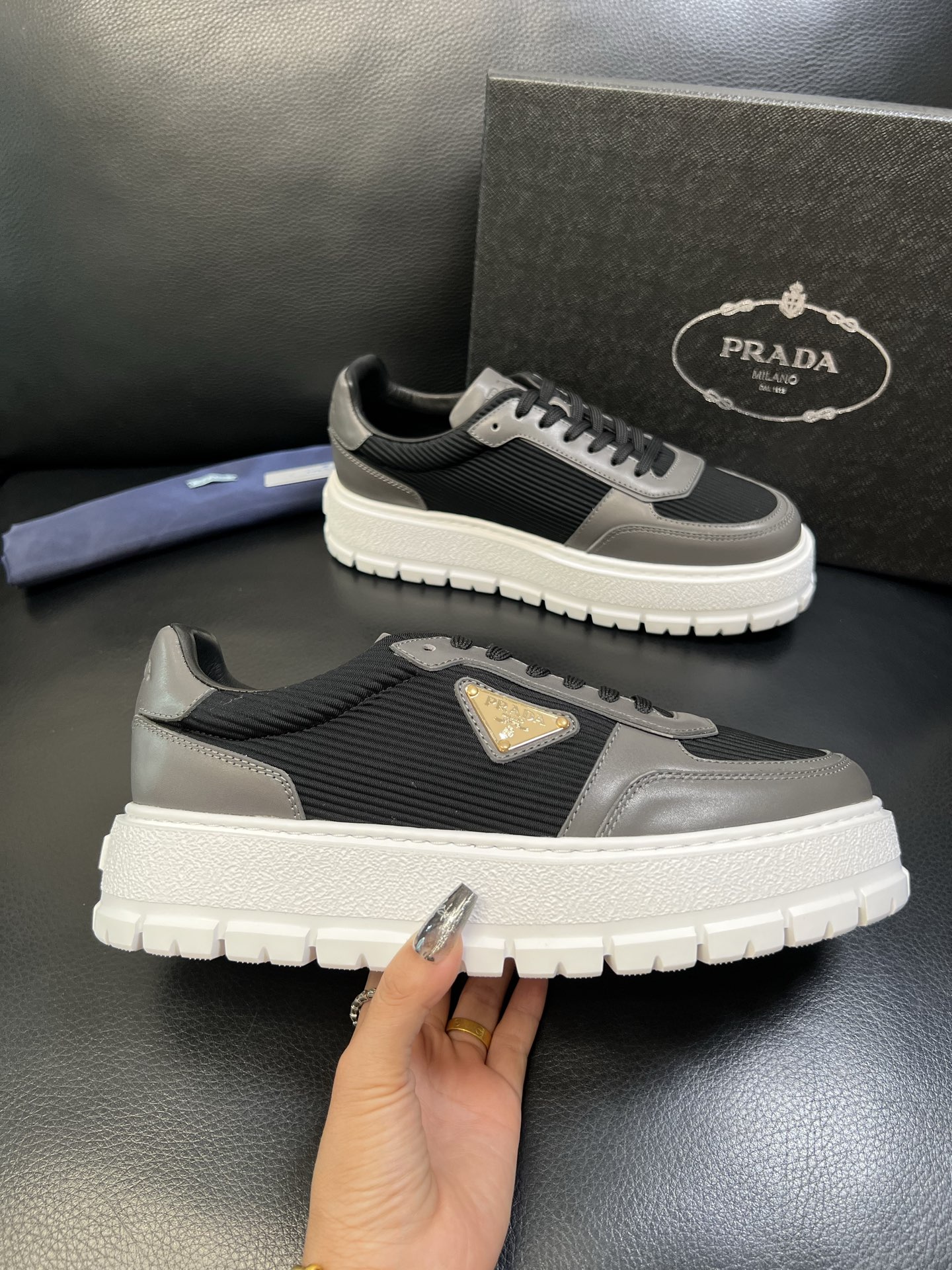 Prada 高品质 顶级工艺品，普拉达 专柜同步，原厂配置意大利进口牛皮面料，进口牛皮内里垫，透气舒适，