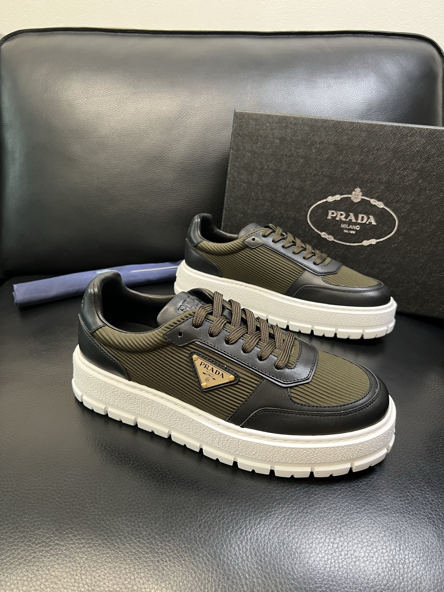 Prada 高品质 顶级工艺品，普拉达 专柜同步，原厂配置意大利进口牛皮面料，进口牛皮内里垫，透气舒适，