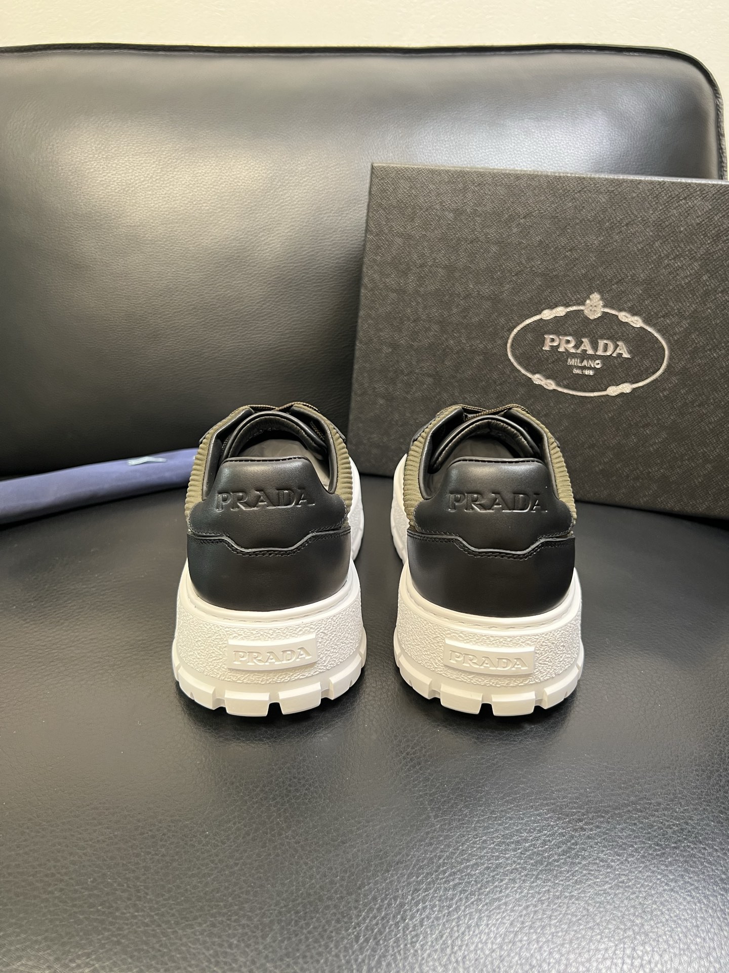 Prada 高品质 顶级工艺品，普拉达 专柜同步，原厂配置意大利进口牛皮面料，进口牛皮内里垫，透气舒适，