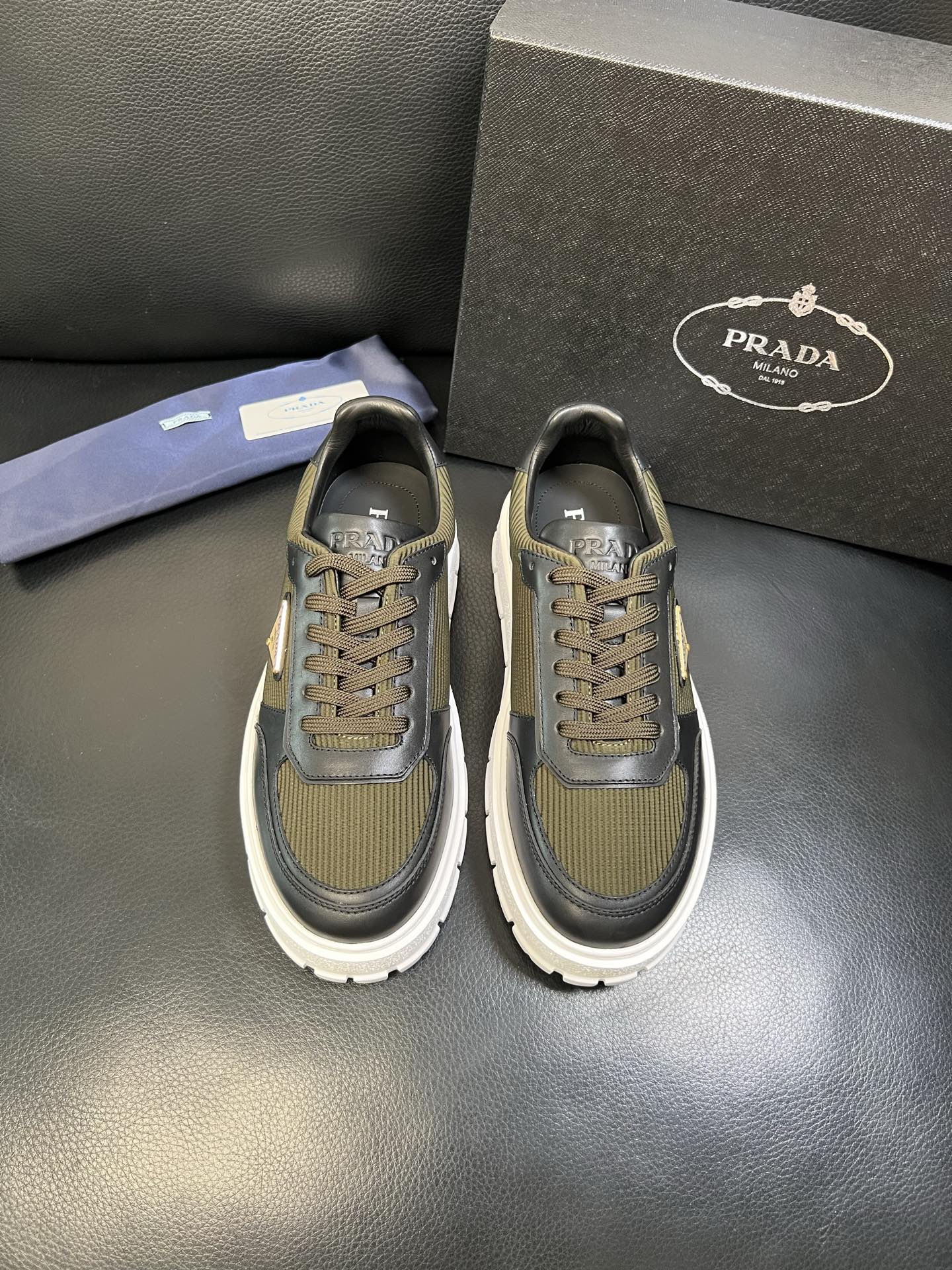 Prada 高品质 顶级工艺品，普拉达 专柜同步，原厂配置意大利进口牛皮面料，进口牛皮内里垫，透气舒适，