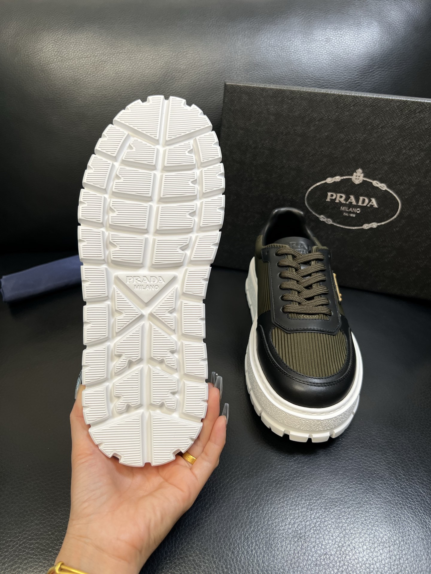 Prada 高品质 顶级工艺品，普拉达 专柜同步，原厂配置意大利进口牛皮面料，进口牛皮内里垫，透气舒适，