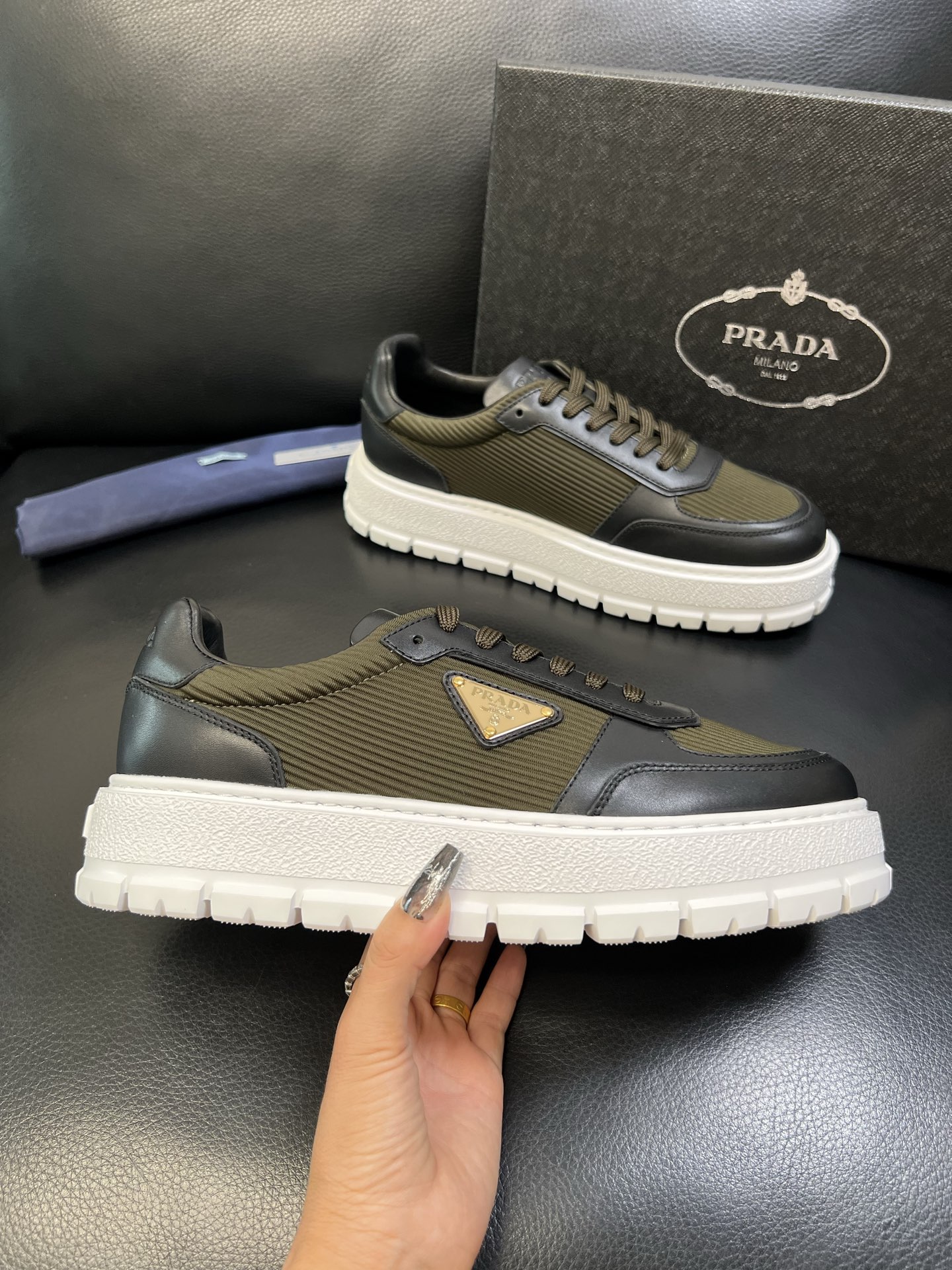 Prada 高品质 顶级工艺品，普拉达 专柜同步，原厂配置意大利进口牛皮面料，进口牛皮内里垫，透气舒适，