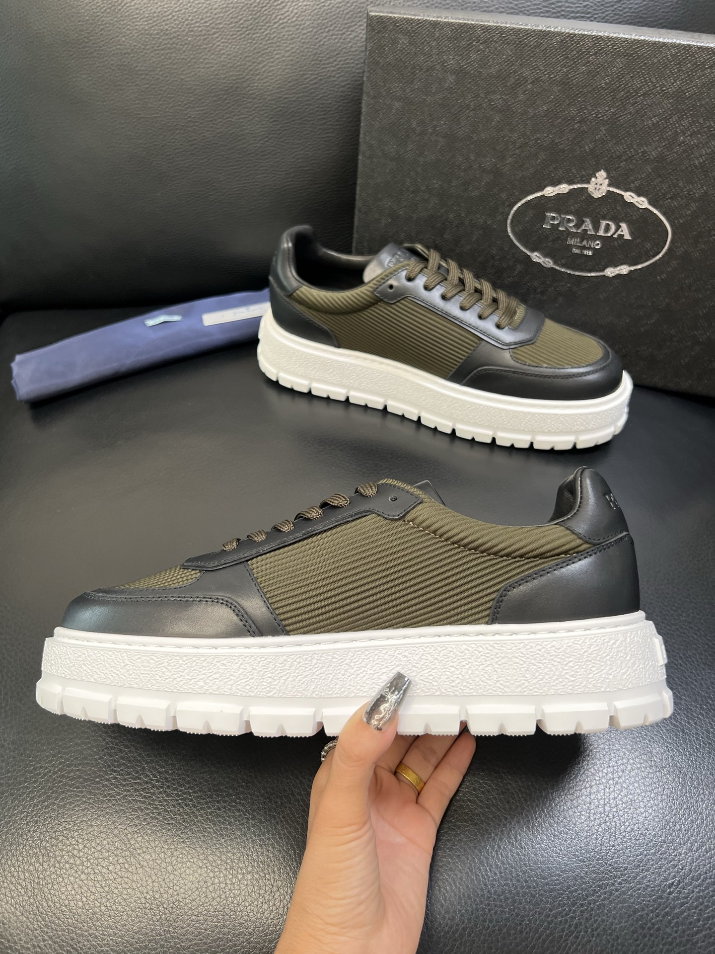 Prada 高品质 顶级工艺品，普拉达 专柜同步，原厂配置意大利进口牛皮面料，进口牛皮内里垫，透气舒适，