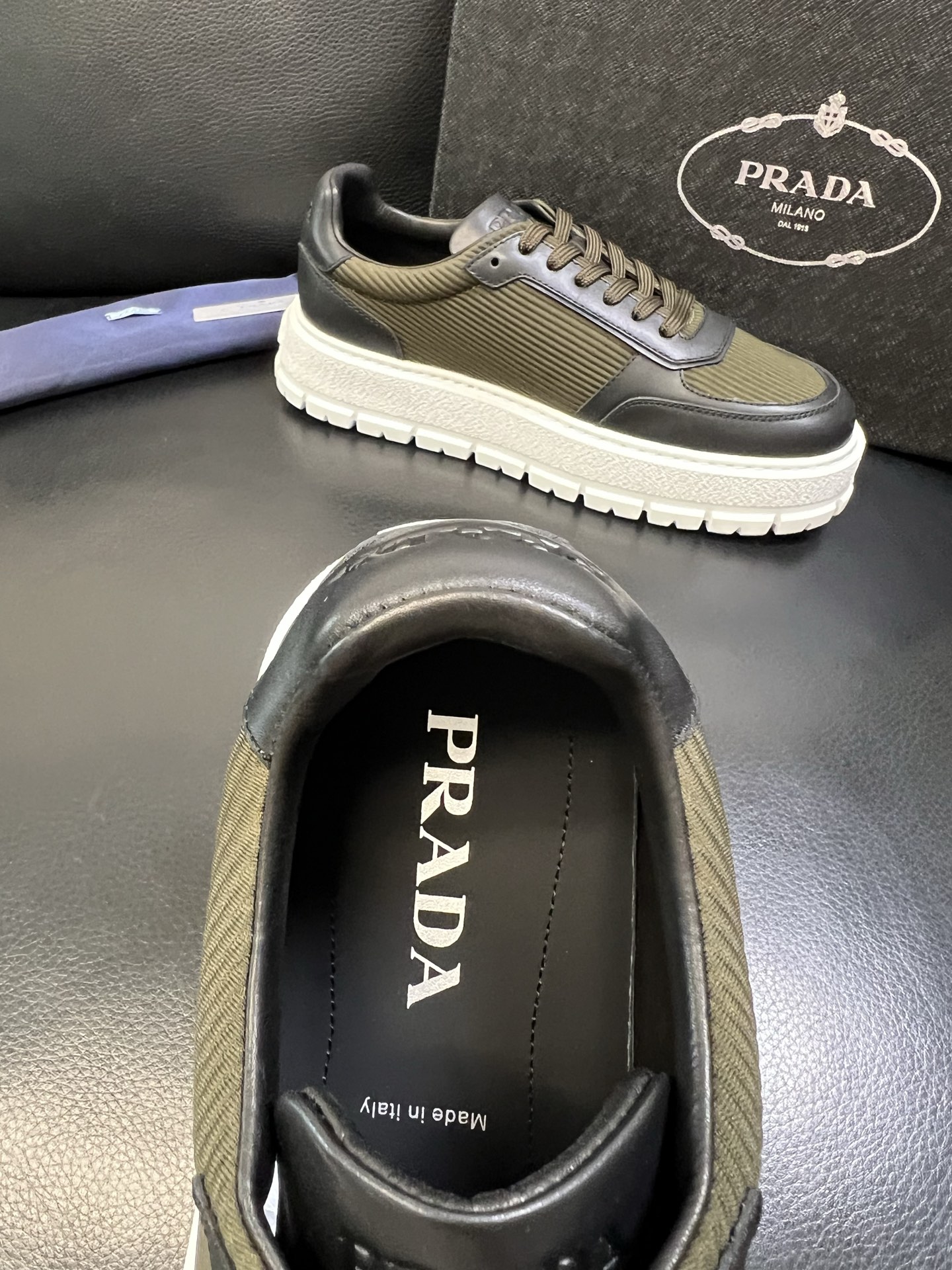Prada 高品质 顶级工艺品，普拉达 专柜同步，原厂配置意大利进口牛皮面料，进口牛皮内里垫，透气舒适，