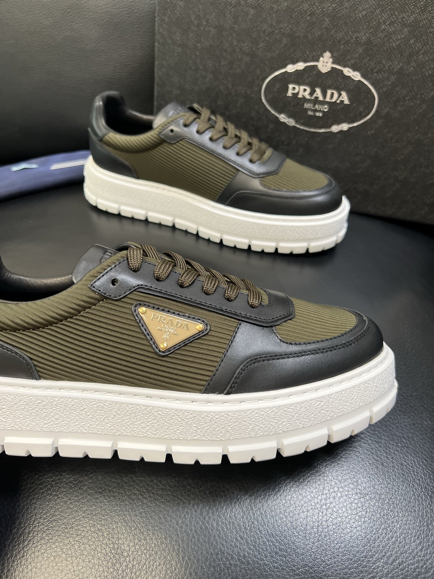 Prada 高品质 顶级工艺品，普拉达 专柜同步，原厂配置意大利进口牛皮面料，进口牛皮内里垫，透气舒适，