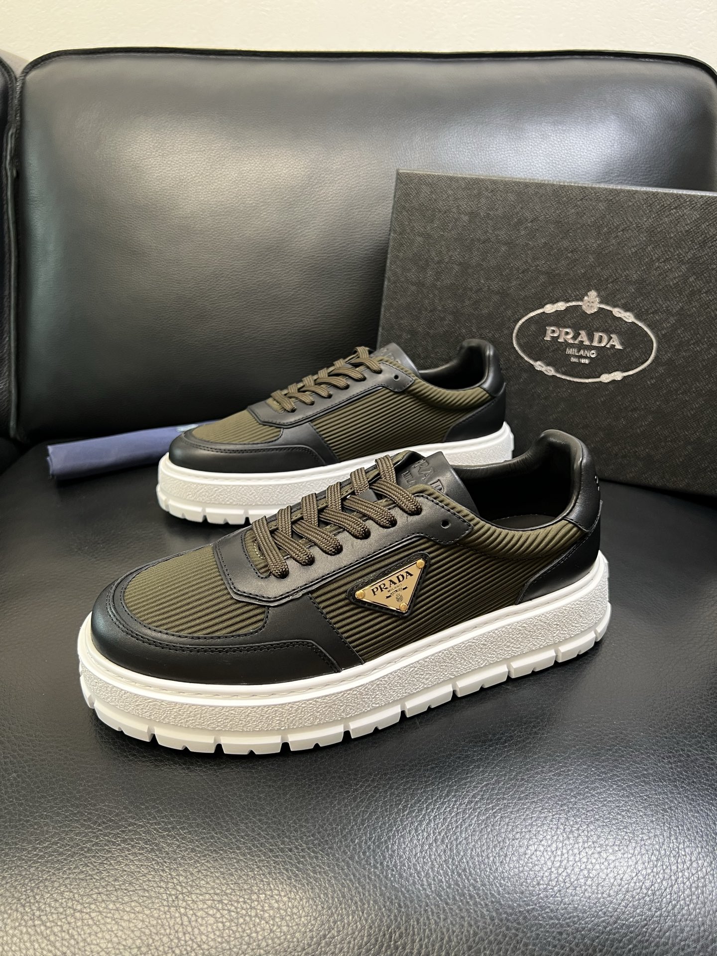 Prada 高品质 顶级工艺品，普拉达 专柜同步，原厂配置意大利进口牛皮面料，进口牛皮内里垫，透气舒适，