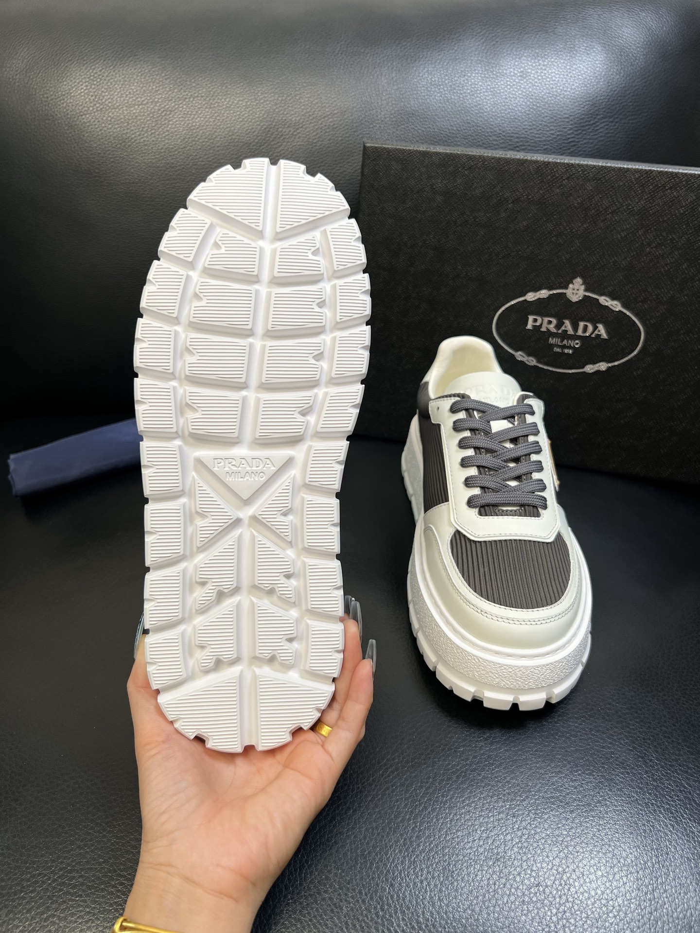 Prada 高品质 顶级工艺品，普拉达 专柜同步，原厂配置意大利进口牛皮面料，进口牛皮内里垫，透气舒适，