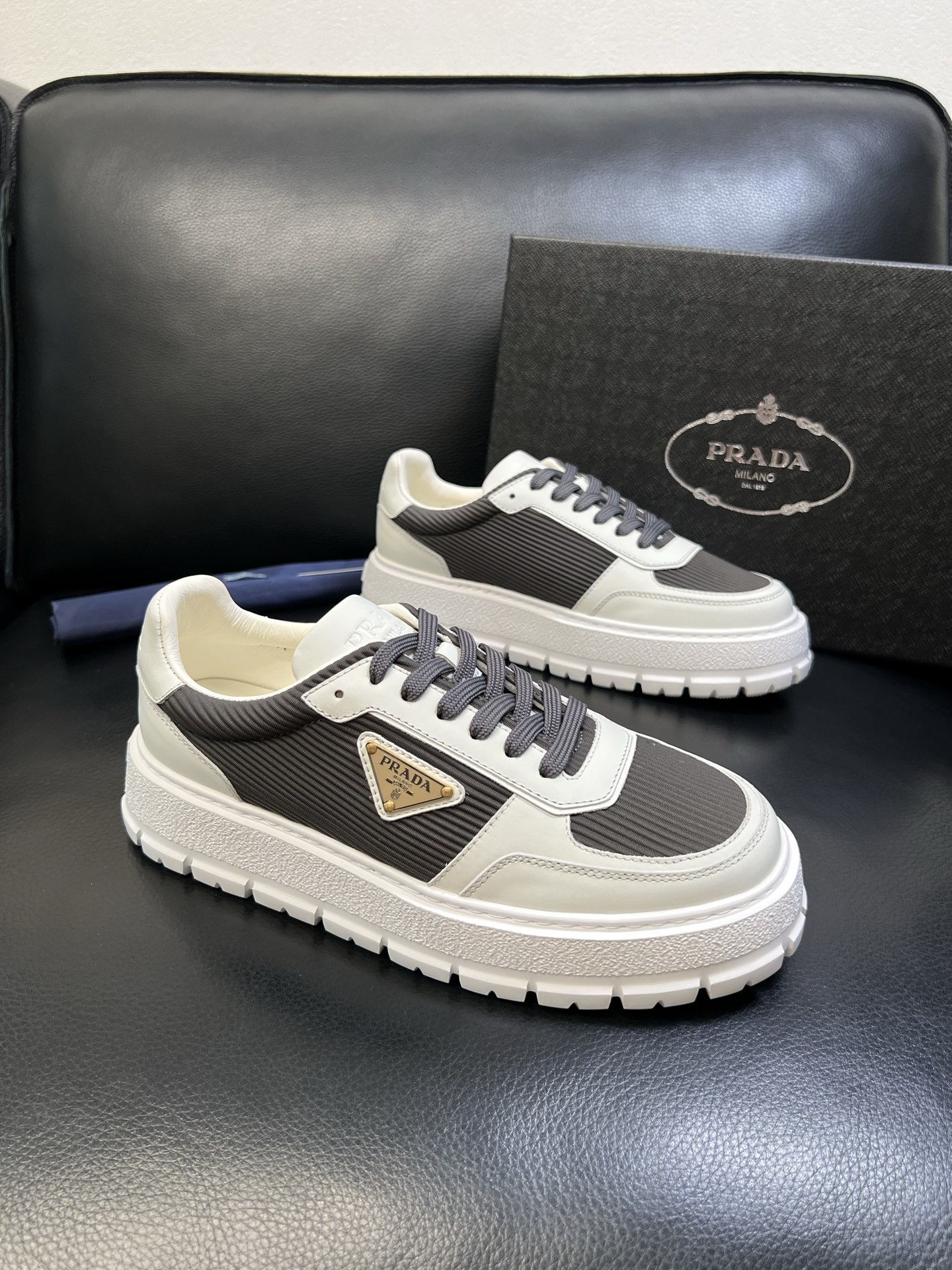 NO:555911,Prada high-quality top handicrafts, synchronized with Prada counters, original factory configuration of Italian imported cowhide fabric, imported cowhide lining, breathable and comfortable, original soles specially provided by the original factory, original factory follow-up goods, high quality, welcome to compare, code number 38-44 (customized 45 46),, prada, prada, cowhide19860909Prada 高品质 顶级工艺品,普拉达 专柜同步,原厂配置意大利进口牛皮面料,进口牛皮内里垫,透气舒适,鞋底原厂特供原版底,原厂跟单货 高品质 欢迎对比,码数 38-44（订做 45 46）,,prada,prada,cowhide,Men's shoes