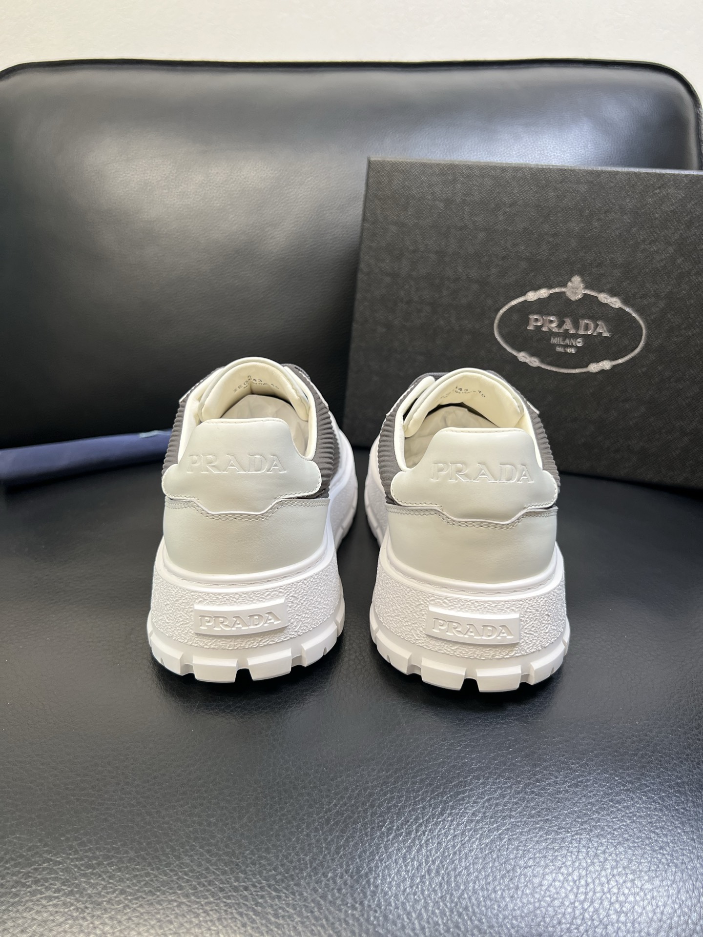 Prada 高品质 顶级工艺品，普拉达 专柜同步，原厂配置意大利进口牛皮面料，进口牛皮内里垫，透气舒适，