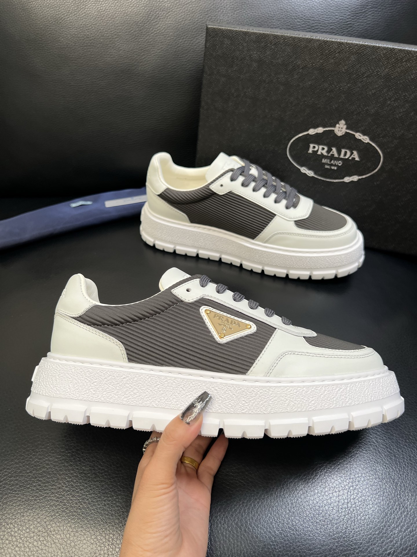 Prada 高品质 顶级工艺品，普拉达 专柜同步，原厂配置意大利进口牛皮面料，进口牛皮内里垫，透气舒适，