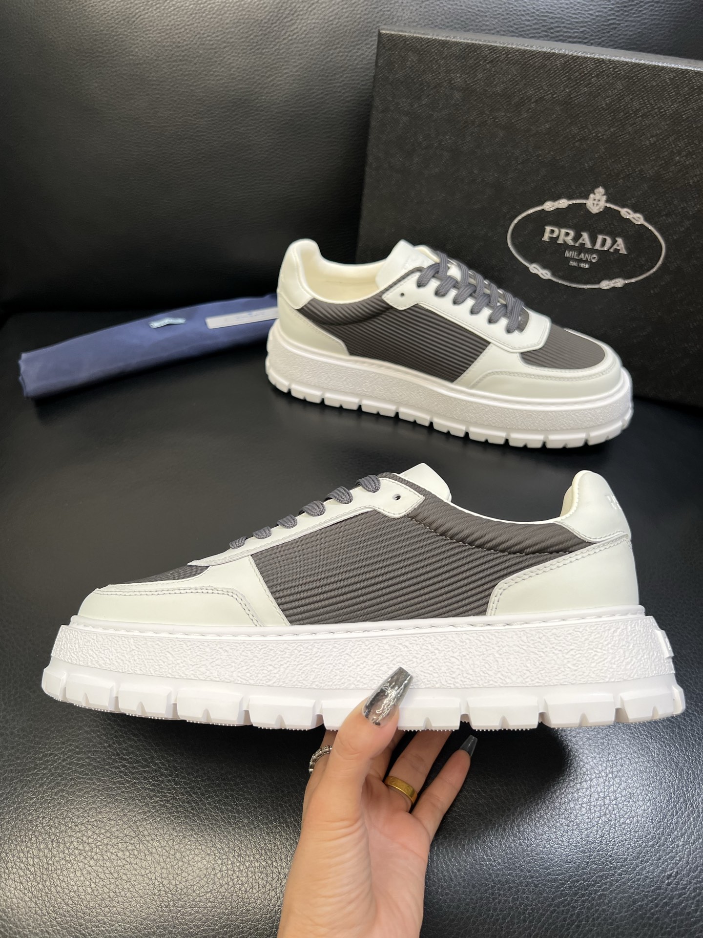 Prada 高品质 顶级工艺品，普拉达 专柜同步，原厂配置意大利进口牛皮面料，进口牛皮内里垫，透气舒适，