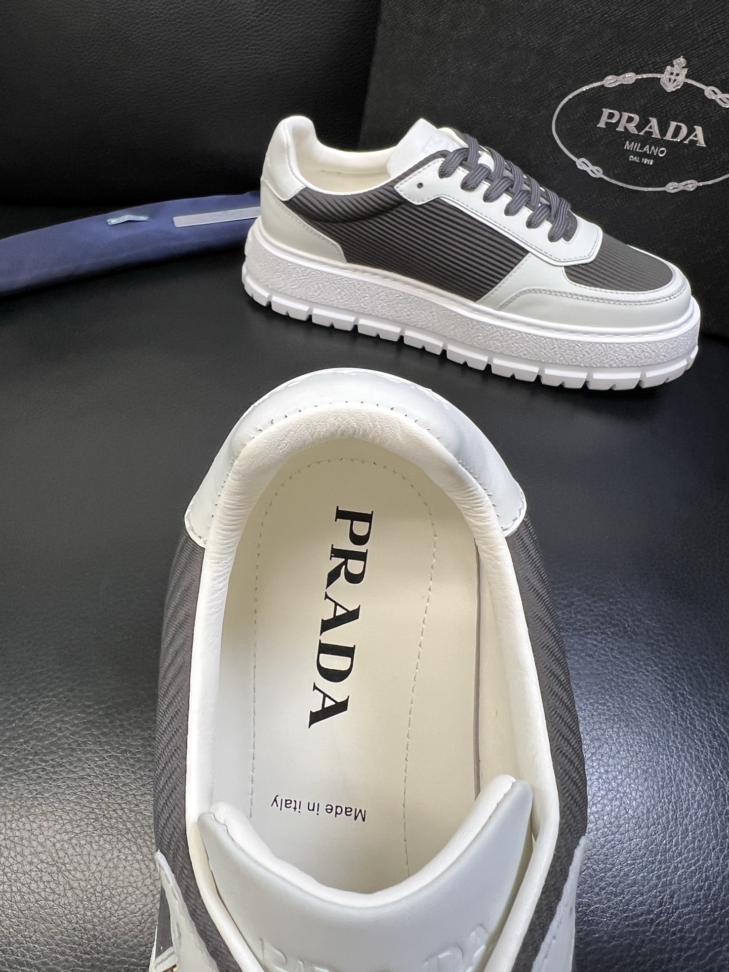 Prada 高品质 顶级工艺品，普拉达 专柜同步，原厂配置意大利进口牛皮面料，进口牛皮内里垫，透气舒适，