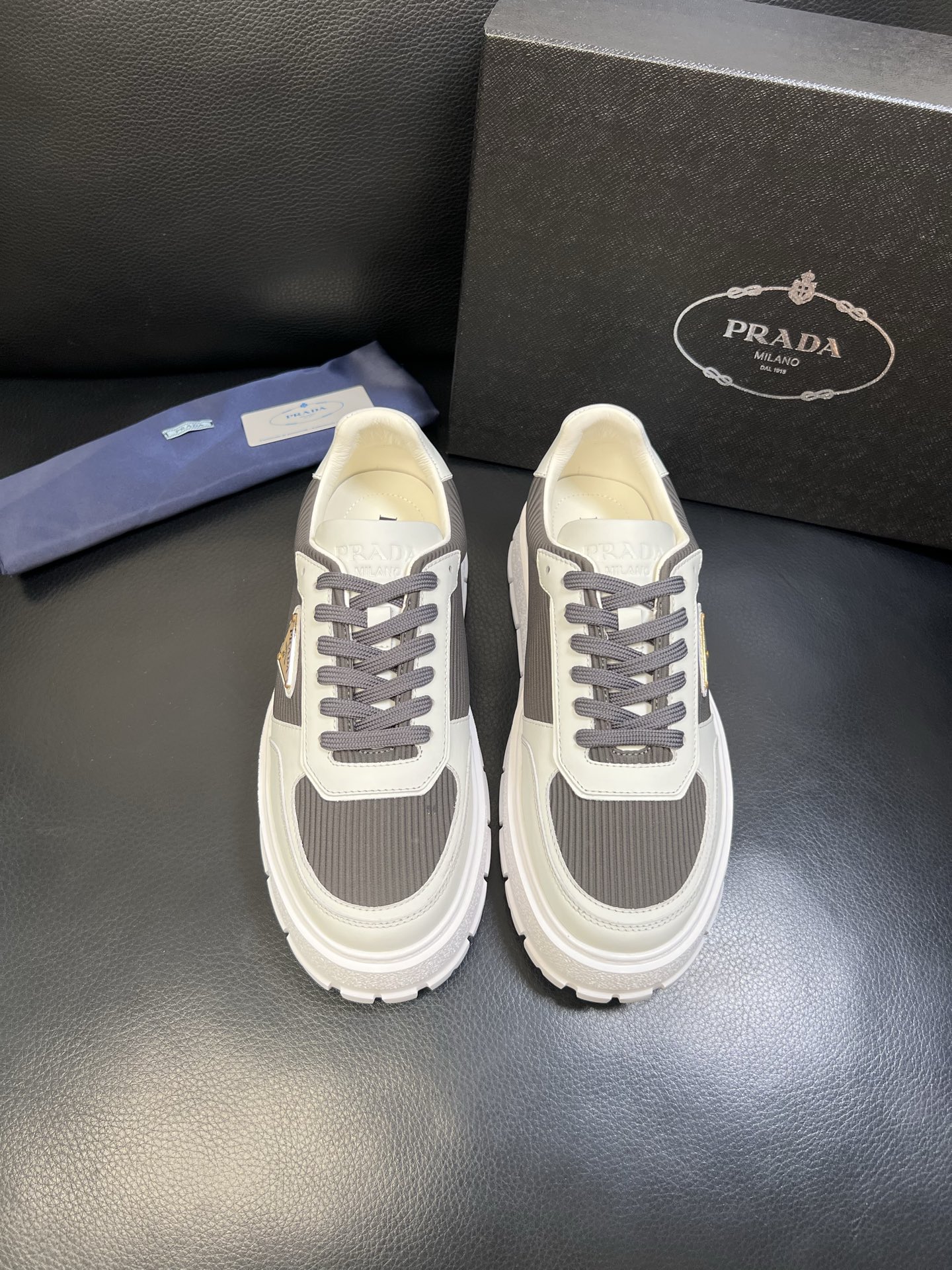 Prada 高品质 顶级工艺品，普拉达 专柜同步，原厂配置意大利进口牛皮面料，进口牛皮内里垫，透气舒适，