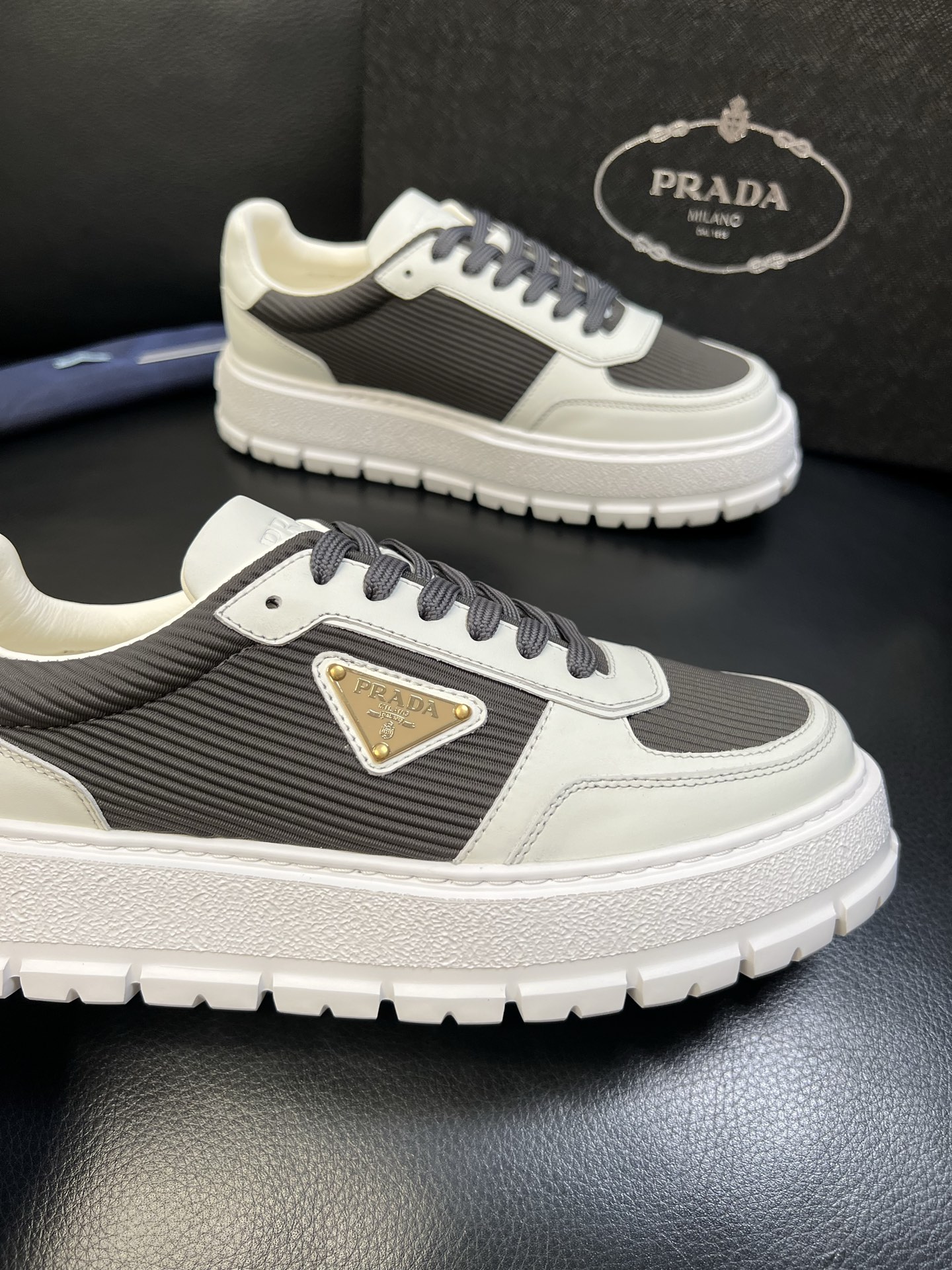 Prada 高品质 顶级工艺品，普拉达 专柜同步，原厂配置意大利进口牛皮面料，进口牛皮内里垫，透气舒适，