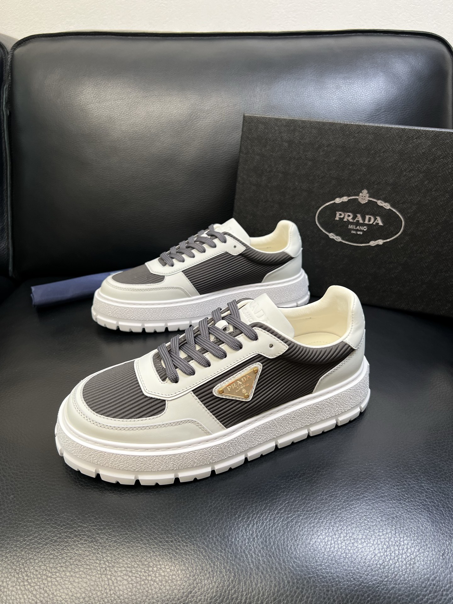 Prada 高品质 顶级工艺品，普拉达 专柜同步，原厂配置意大利进口牛皮面料，进口牛皮内里垫，透气舒适，