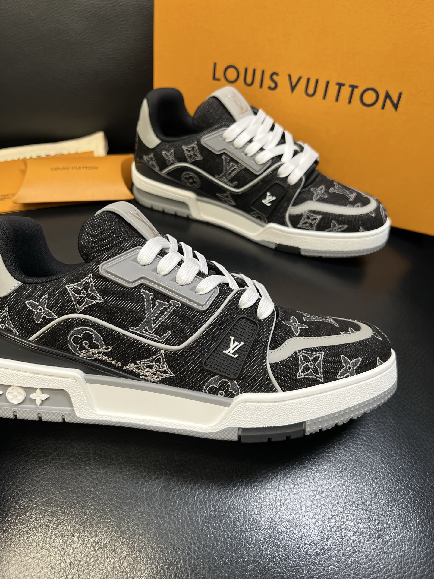 Lv 高品质 顶级工艺品 路易威登，运动板鞋专柜同步，鞋面意大利进口，高品质拼接缤纷色彩复杂工艺品，进口