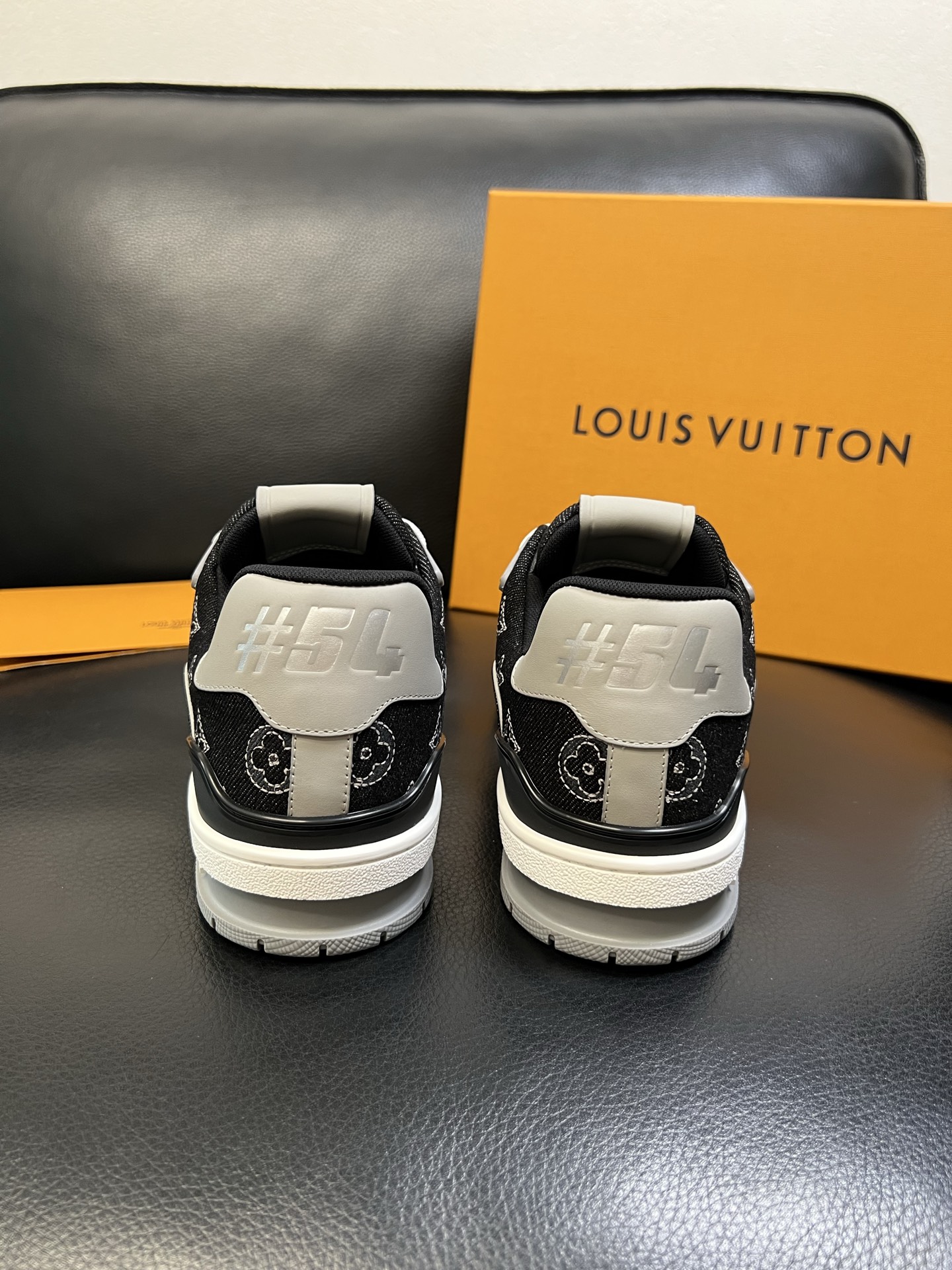 Lv 高品质 顶级工艺品 路易威登，运动板鞋专柜同步，鞋面意大利进口，高品质拼接缤纷色彩复杂工艺品，进口