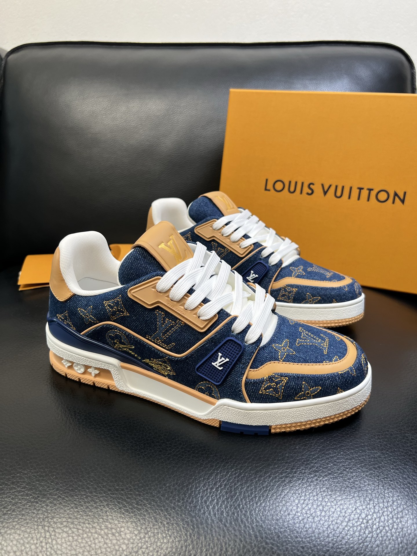 NO:555918,Lv high quality top crafts Louis Vuitton, sports sneakers counter synchronization, uppers imported from Italy, high-quality splicing colorful complex crafts, imported mesh pads are soft and comfortable, original soles are specially provided by the original factory, TPU exclusive movable molded soles are super comfortable, original factory and single goods, welcome to compare, code number 38-45 (46 can be ordered), louis vuitton, louis vuitton19860909Lv 高品质 顶级工艺品路易威登,运动板鞋专柜同步,鞋面意大利进口,高品质拼接缤纷色彩复杂工艺品,进口网布里垫柔软舒适,鞋底原厂特供原版底,TPU独家活动成型底超级舒适,原厂跟单货,欢迎对比,码数 38-45（可订46）,,louis vuitton,louis vuitton,Men's shoes
