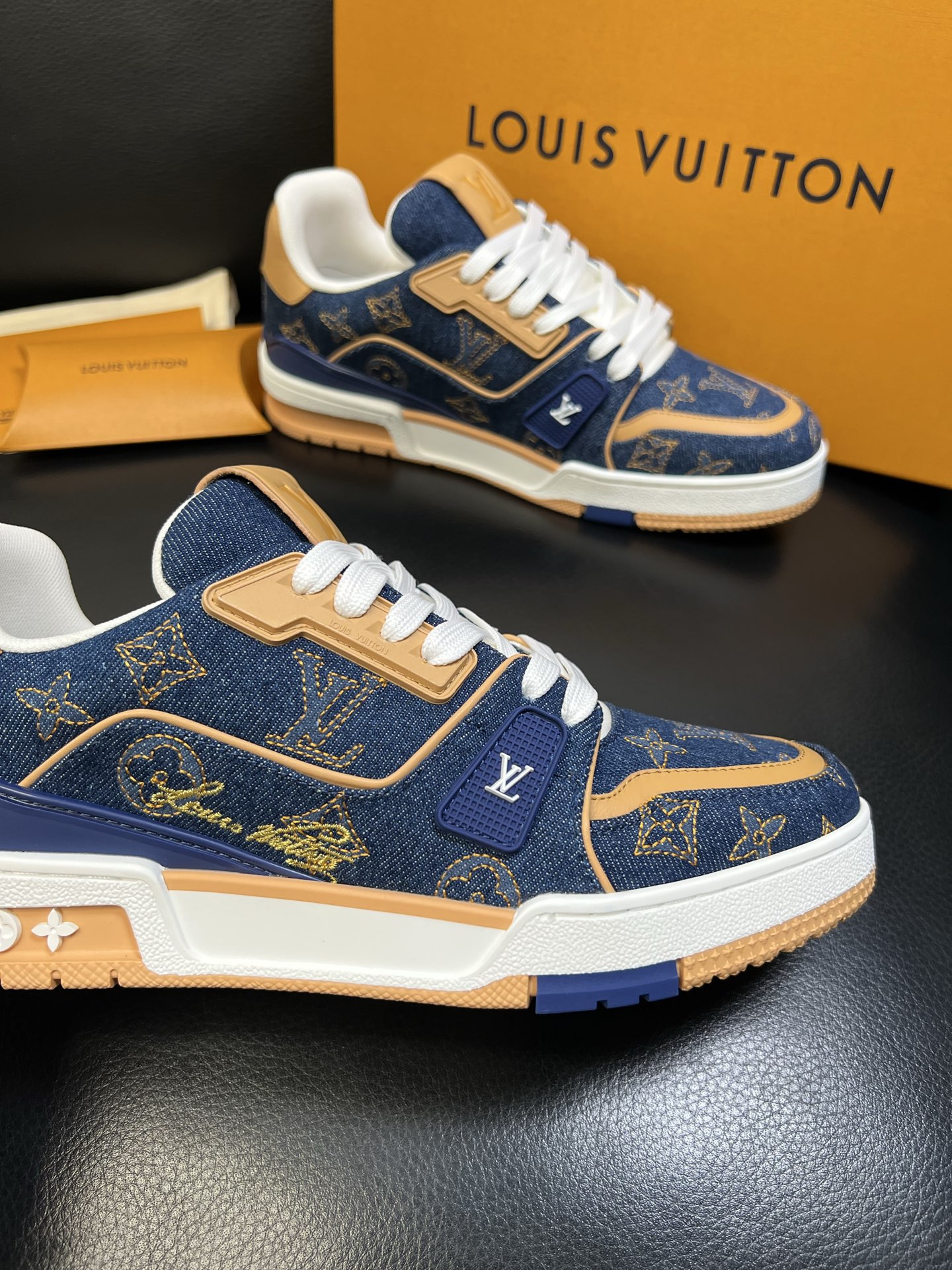 Lv 高品质 顶级工艺品 路易威登，运动板鞋专柜同步，鞋面意大利进口，高品质拼接缤纷色彩复杂工艺品，进口