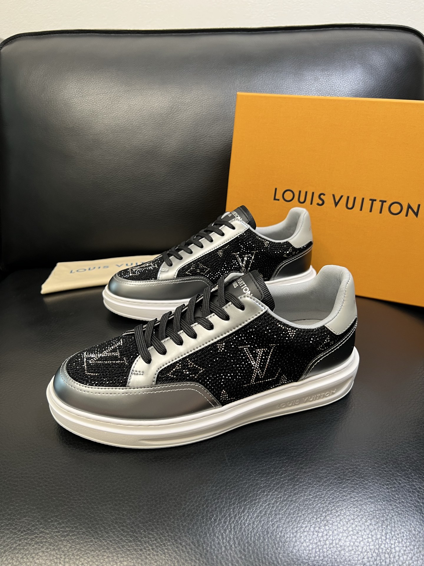 Lv 高品质 顶级工艺品 路易威登 运动板鞋专柜同步原厂配置，鞋面意大利进口，高品质拼接缤纷色彩复杂工艺