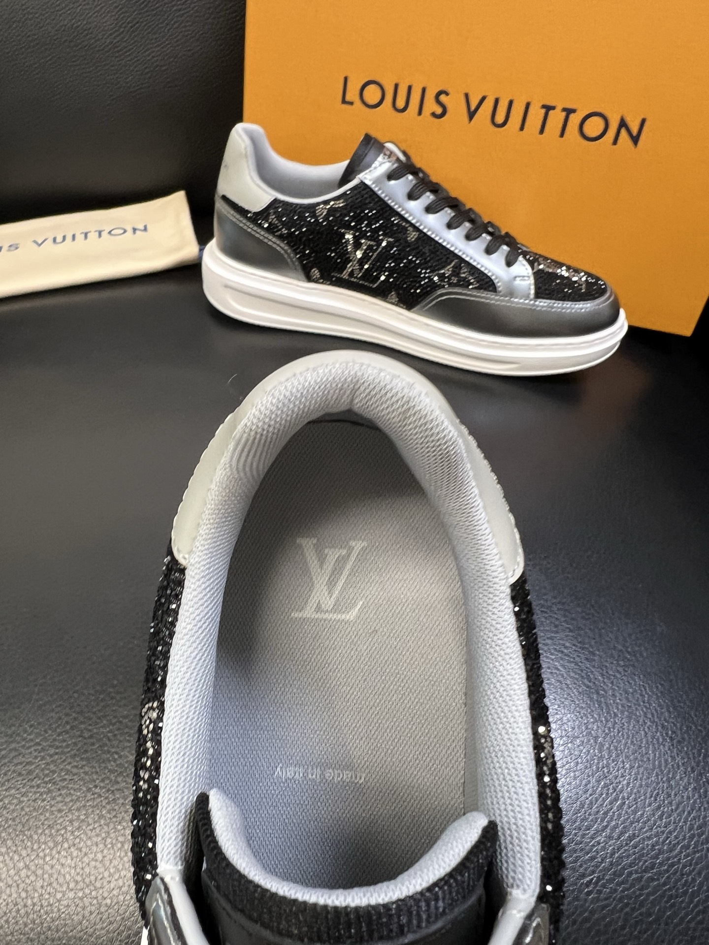Lv 高品质 顶级工艺品 路易威登 运动板鞋专柜同步原厂配置，鞋面意大利进口，高品质拼接缤纷色彩复杂工艺
