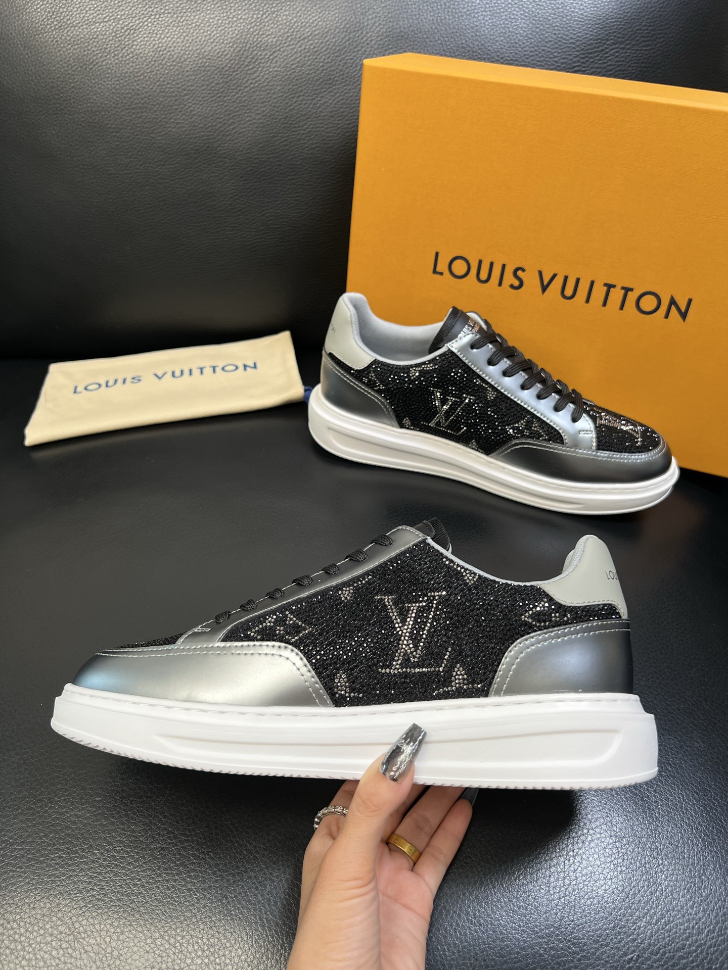 Lv 高品质 顶级工艺品 路易威登 运动板鞋专柜同步原厂配置，鞋面意大利进口，高品质拼接缤纷色彩复杂工艺