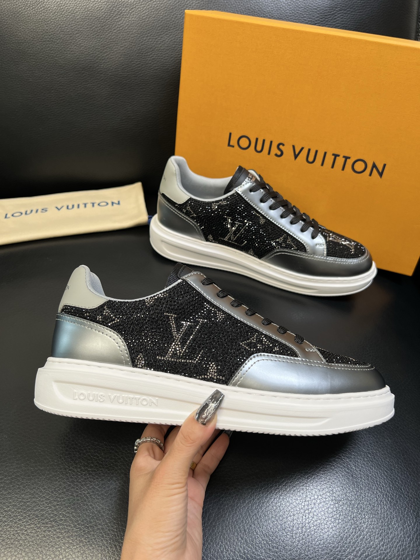 Lv 高品质 顶级工艺品 路易威登 运动板鞋专柜同步原厂配置，鞋面意大利进口，高品质拼接缤纷色彩复杂工艺