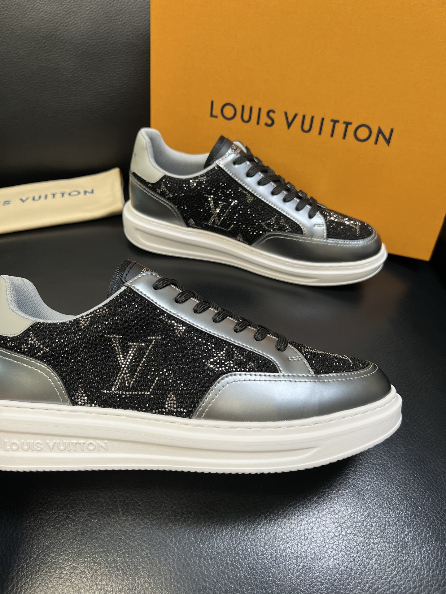 Lv 高品质 顶级工艺品 路易威登 运动板鞋专柜同步原厂配置，鞋面意大利进口，高品质拼接缤纷色彩复杂工艺