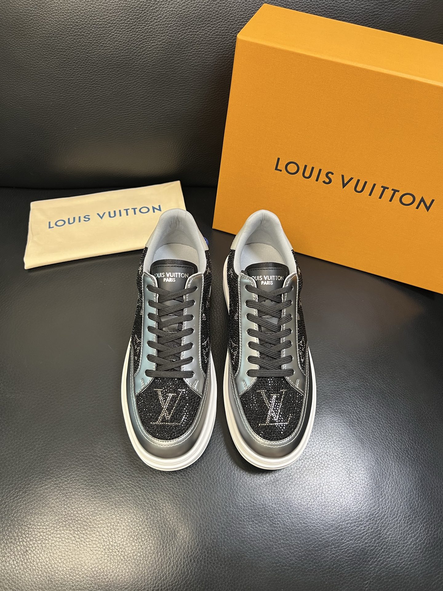 Lv 高品质 顶级工艺品 路易威登 运动板鞋专柜同步原厂配置，鞋面意大利进口，高品质拼接缤纷色彩复杂工艺