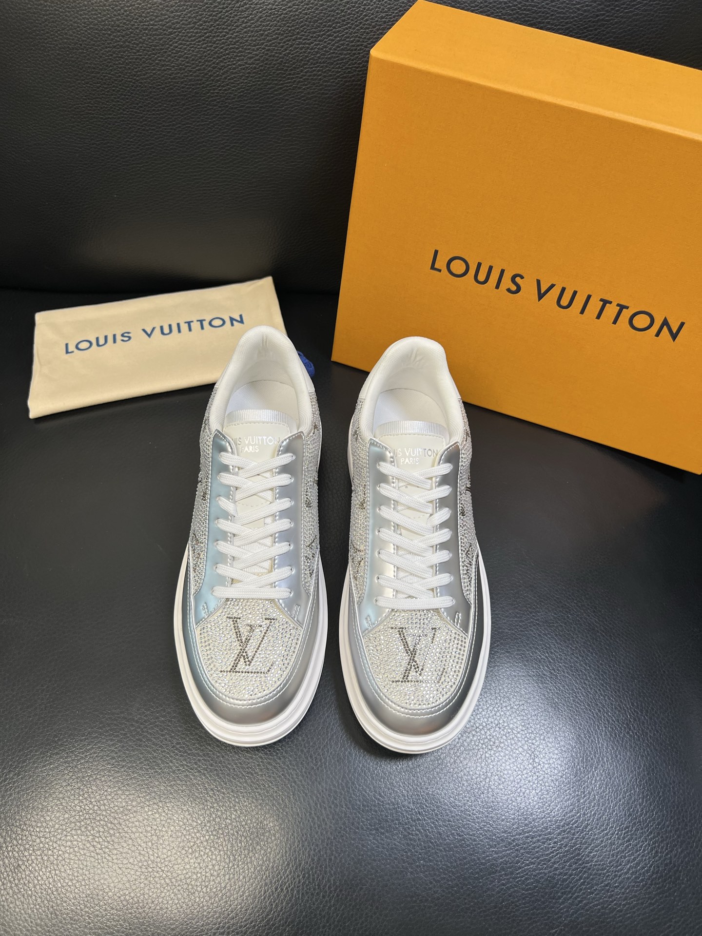 Lv 高品质 顶级工艺品 路易威登 运动板鞋专柜同步原厂配置，鞋面意大利进口，高品质拼接缤纷色彩复杂工艺