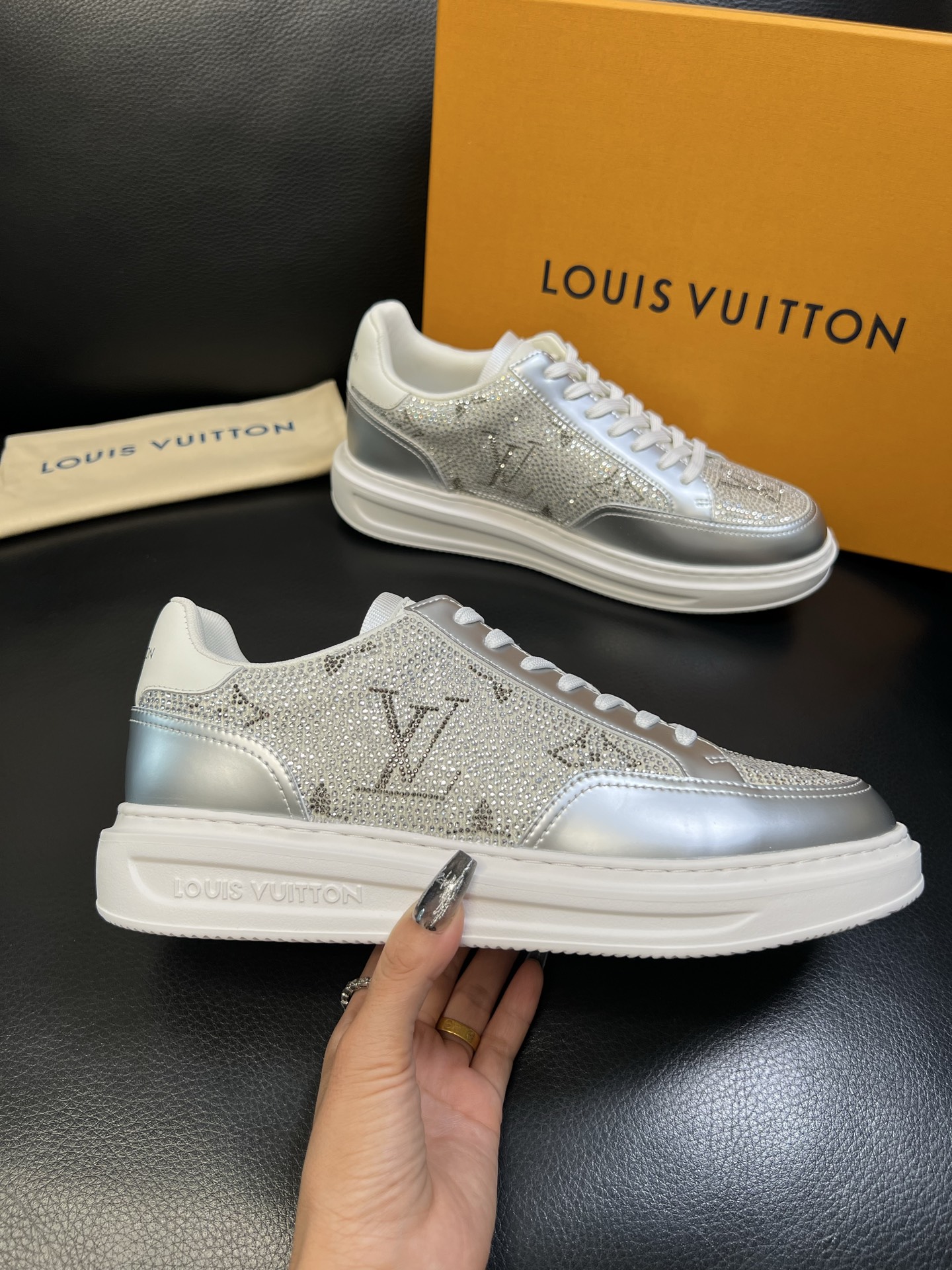 Lv 高品质 顶级工艺品 路易威登 运动板鞋专柜同步原厂配置，鞋面意大利进口，高品质拼接缤纷色彩复杂工艺