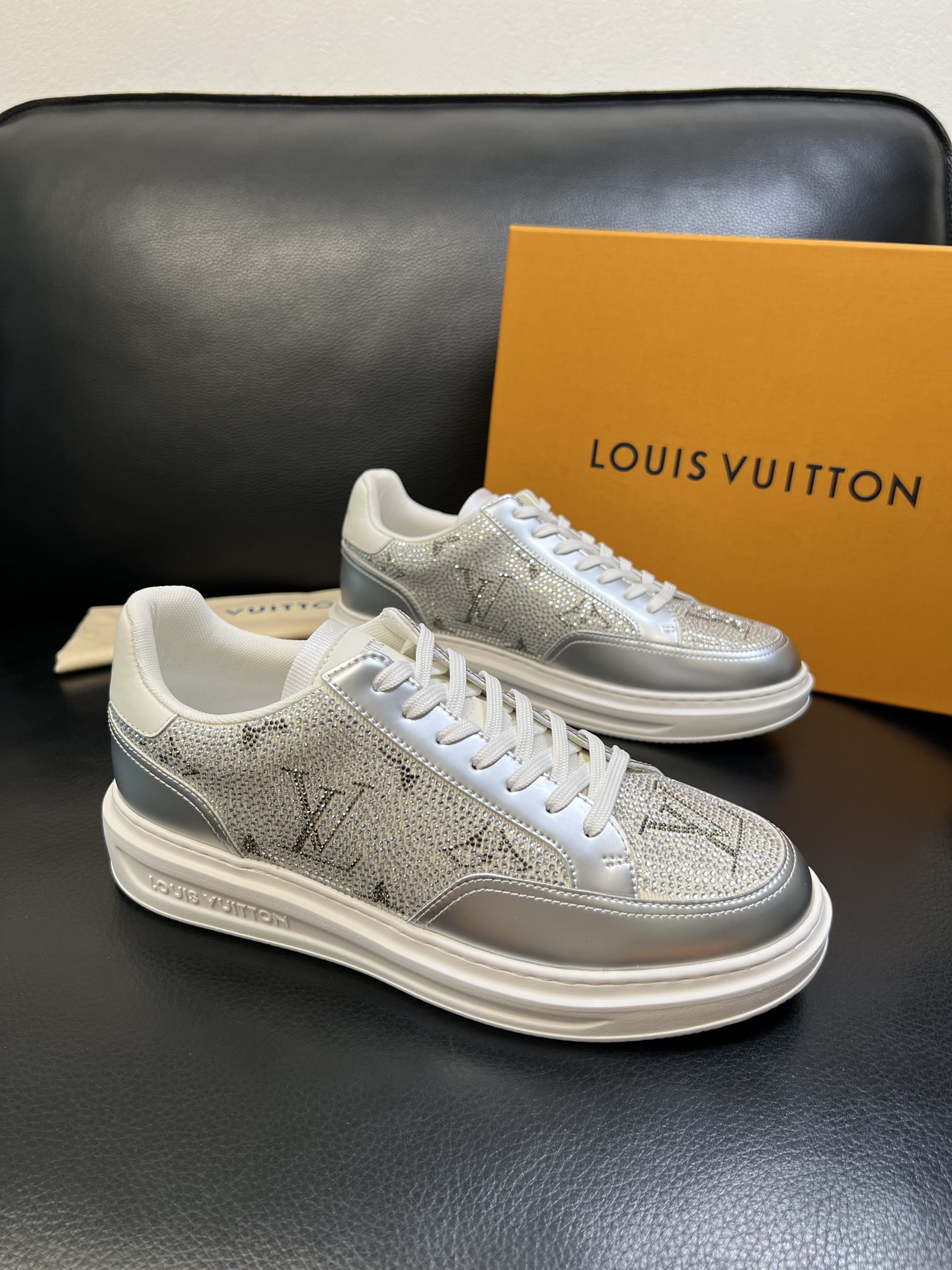 NO:556231,Lv high quality top crafts Louis Vuitton sports sneakers counter synchronizes with the original configuration, the uppers are imported from Italy, high-quality splicing colorful and complex crafts, the imported cowhide lining is soft and comfortable, the soles are specially provided by the original factory, TPU exclusive movable molded soles are super comfortable, original factory and single goods, welcome to compare, code number 38-44 (customized 45),, louis vuitton, louis vuitton, cowhide19860909Lv 高品质 顶级工艺品 路易威登 运动板鞋专柜同步原厂配置,鞋面意大利进口,高品质拼接缤纷色彩复杂工艺品,进口牛皮内里垫柔软舒适,鞋底原厂特供原版底,TPU独家活动成型底超级舒适,原厂跟单货,欢迎对比,码数 38-44（订做45）,,louis vuitton,louis vuitton,cowhide,Men's shoes