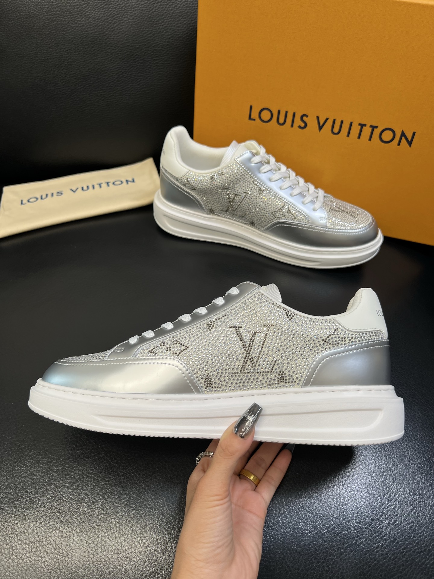 Lv 高品质 顶级工艺品 路易威登 运动板鞋专柜同步原厂配置，鞋面意大利进口，高品质拼接缤纷色彩复杂工艺