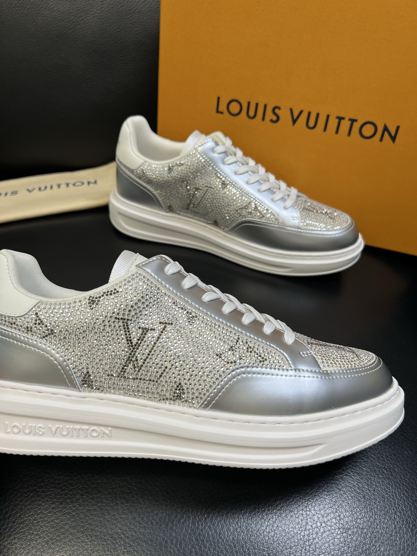 Lv 高品质 顶级工艺品 路易威登 运动板鞋专柜同步原厂配置，鞋面意大利进口，高品质拼接缤纷色彩复杂工艺