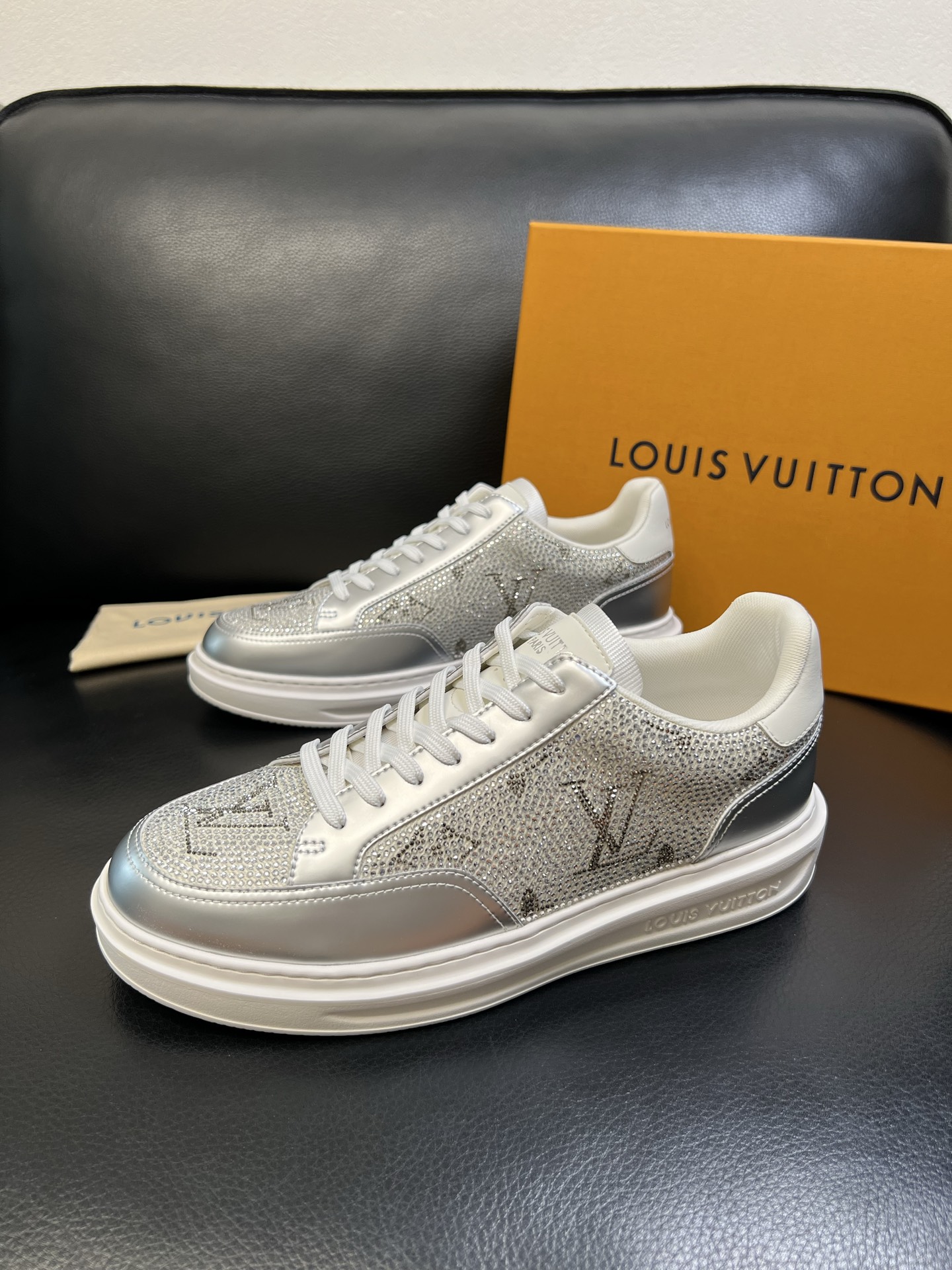 Lv 高品质 顶级工艺品 路易威登 运动板鞋专柜同步原厂配置，鞋面意大利进口，高品质拼接缤纷色彩复杂工艺