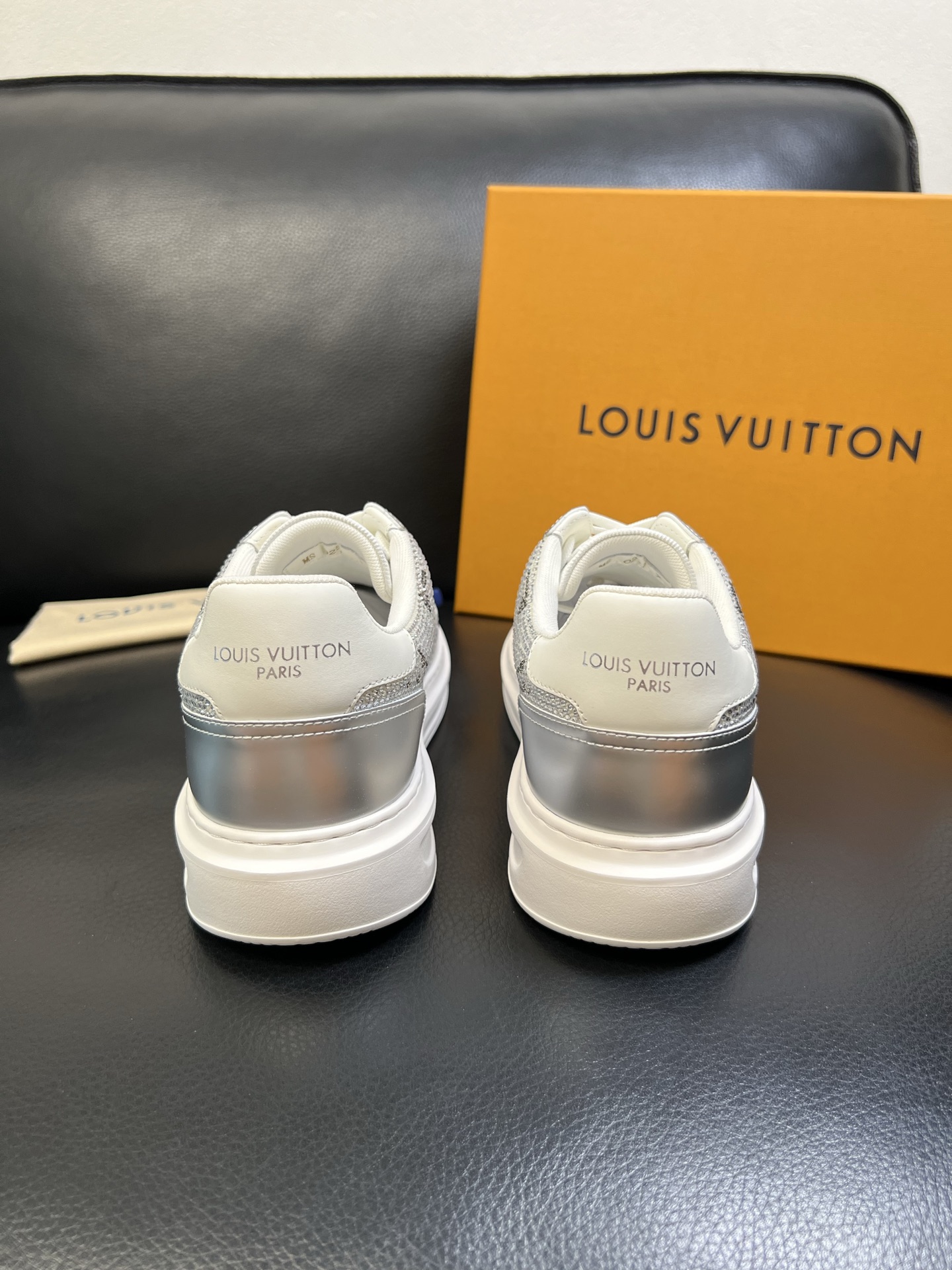 Lv 高品质 顶级工艺品 路易威登 运动板鞋专柜同步原厂配置，鞋面意大利进口，高品质拼接缤纷色彩复杂工艺