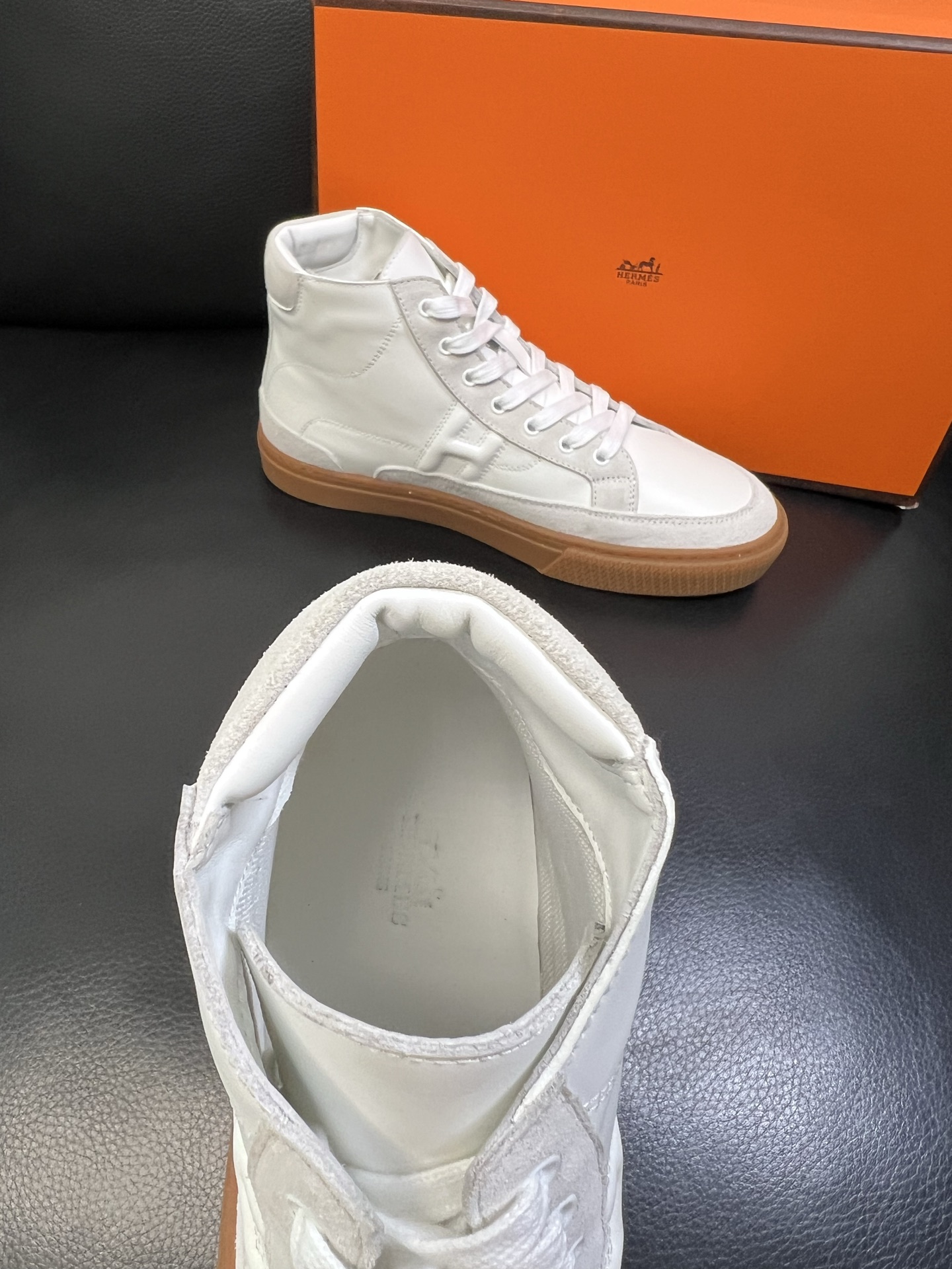 Hermes 高品质 顶级代购 爱马仕 专柜同步发售原厂配置，意大利进口原版牛皮面料，高品质拼接工艺，全