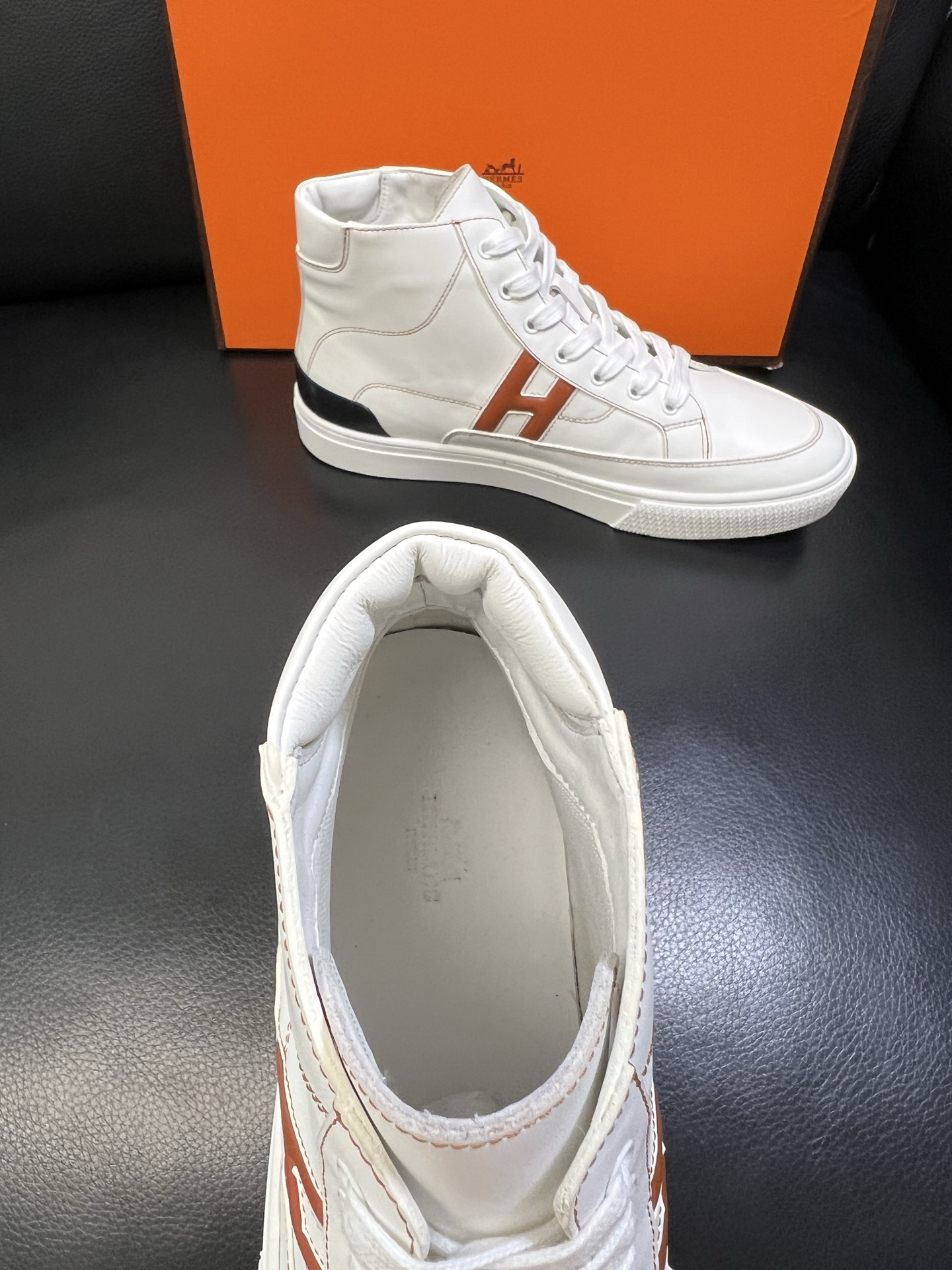 Hermes 高品质 顶级代购 爱马仕 专柜同步发售原厂配置，意大利进口原版牛皮面料，高品质拼接工艺，全