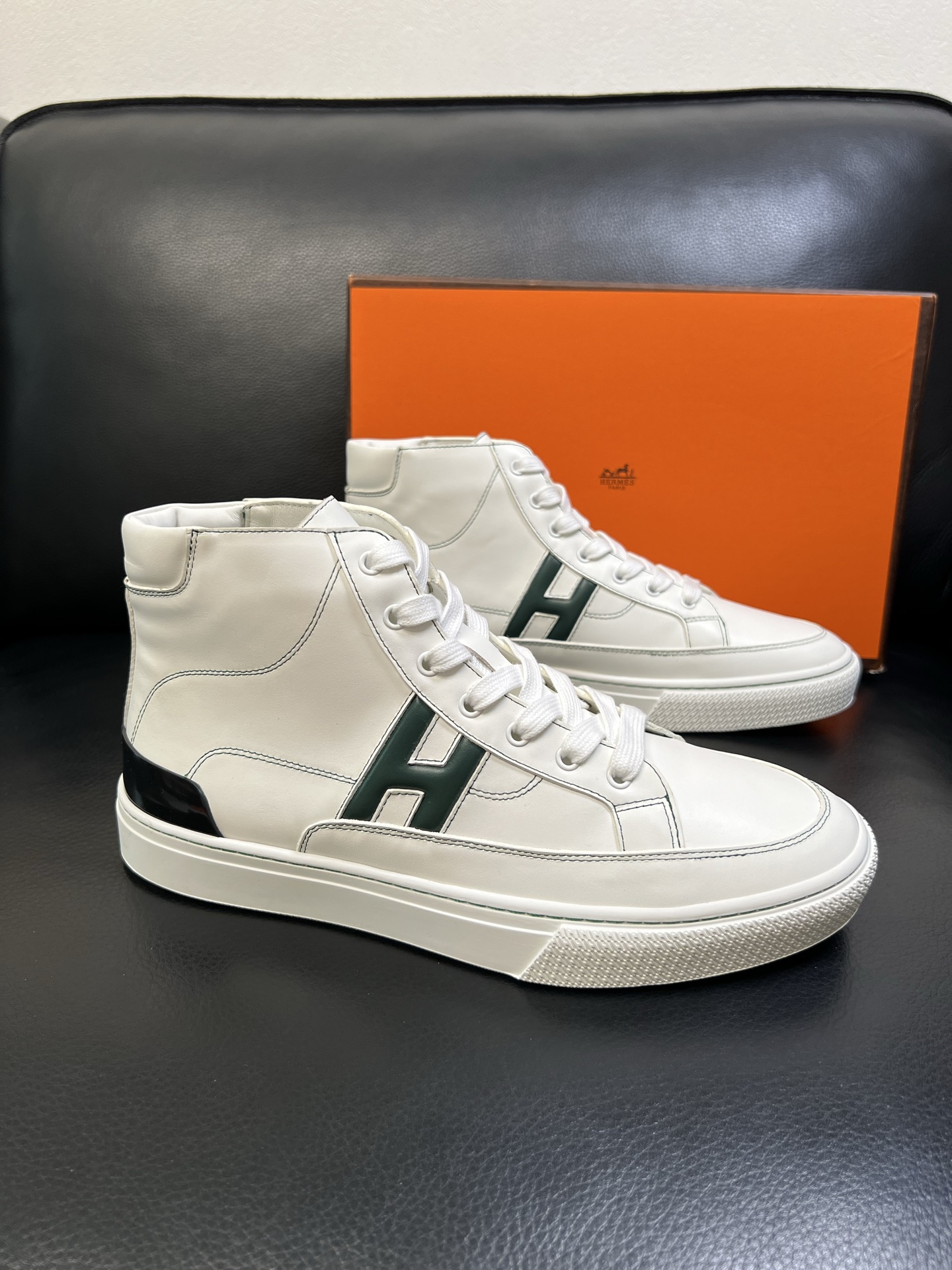 NO:556237,Hermes is a high-quality, top-level purchasing agent. The Hermès counter sells the original configuration at the same time. Original cowhide fabric imported from Italy, high-quality splicing technology, fully imported water-dyed cowhide lining. The original sole is super comfortable. You are welcome to compare the original factory with the single product. The code number is 38-44 (custom-made 45), hermes, hermes, cowhide19860909Hermes 高品质 顶级代购 爱马仕 专柜同步发售原厂配置,意大利进口原版牛皮面料,高品质拼接工艺,全进口水染牛皮里垫,鞋底原厂特供原版底超级舒适,原厂跟单货欢迎对比,码数 38-44（ 订做 45）,,hermes,hermes,cowhide,Men's shoes