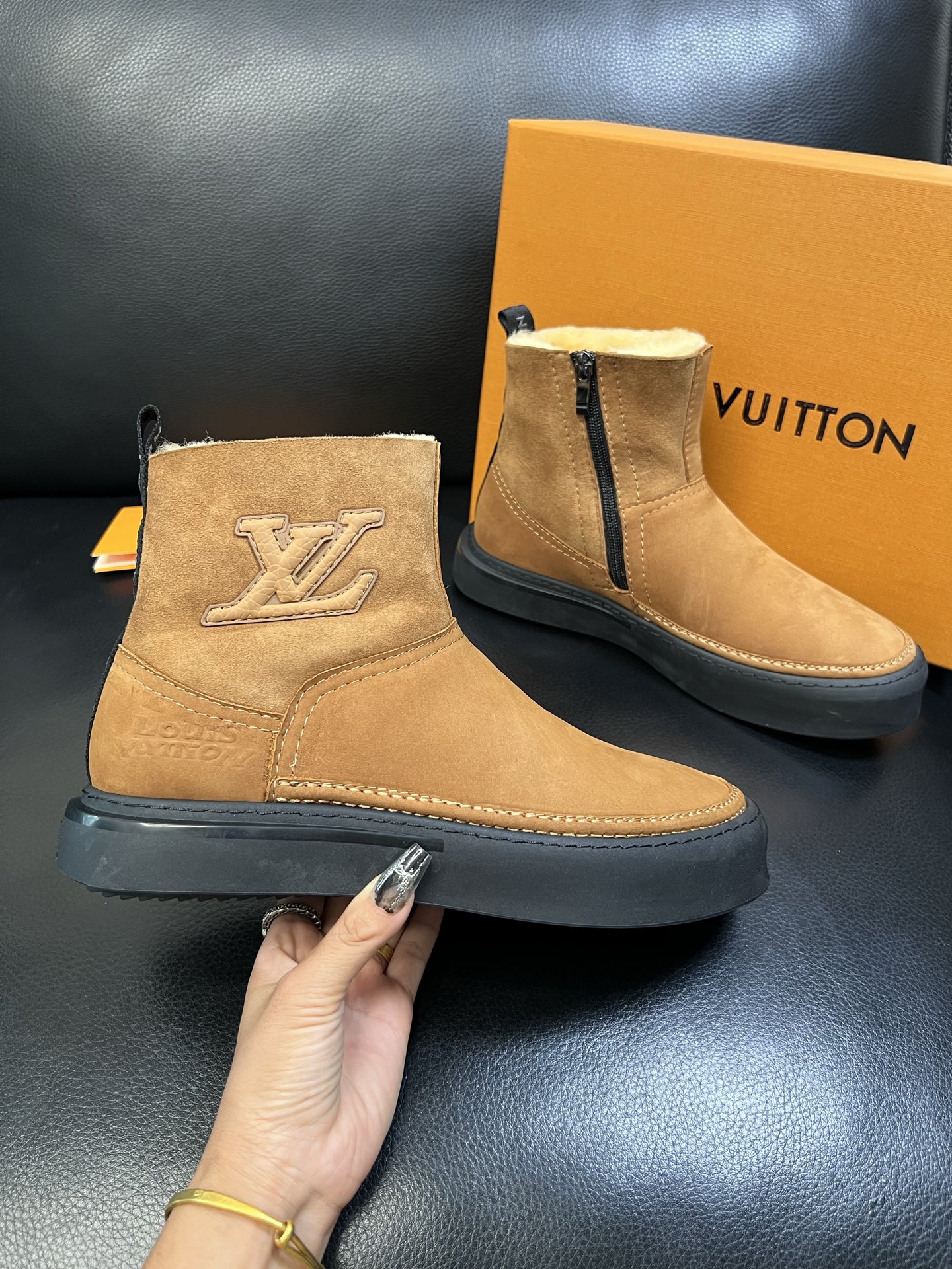 Lv 高品质 顶级工艺品 路易威登，专柜同步原厂配置，鞋面意大利进囗面料，高品质拼接缤纷色彩复杂工艺品，