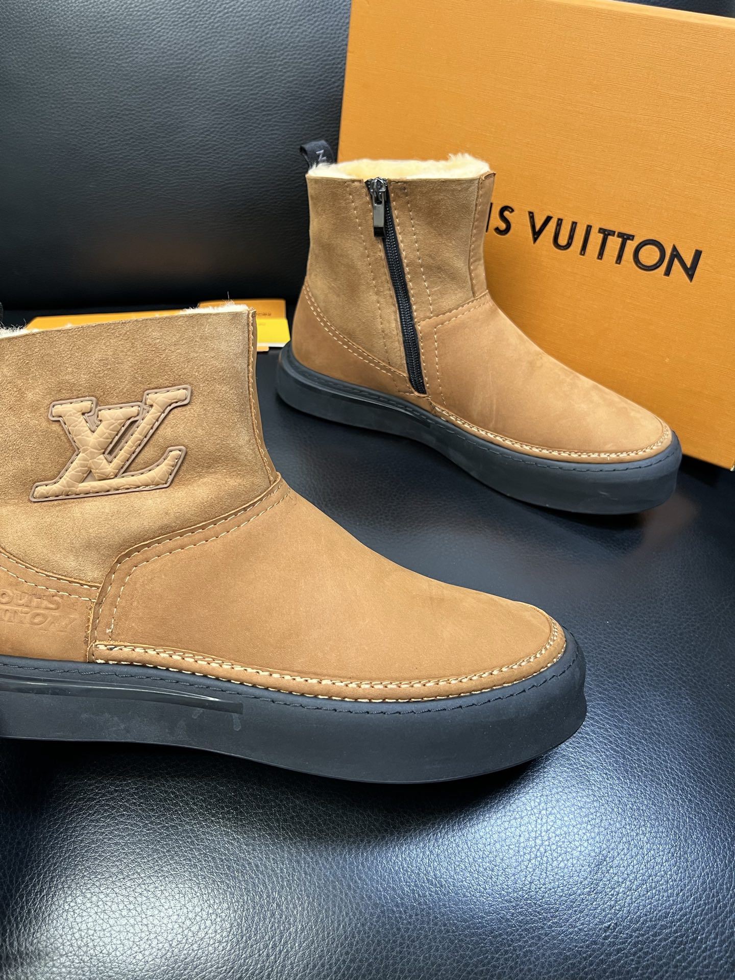 Lv 高品质 顶级工艺品 路易威登，专柜同步原厂配置，鞋面意大利进囗面料，高品质拼接缤纷色彩复杂工艺品，