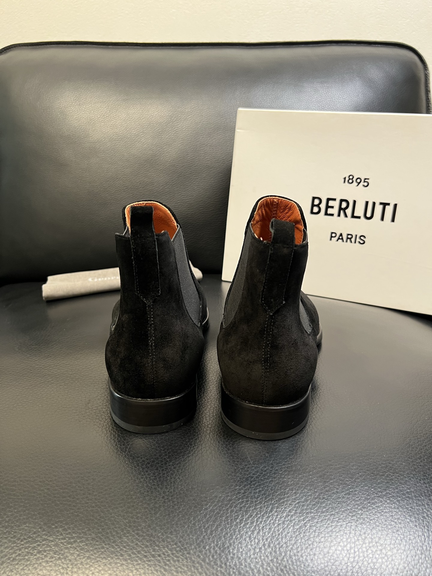 Berluti 高品质 顶级工艺品 布鲁提 专柜同步发售原厂配置，意大利进口牛皮面料，全进口水染牛皮里垫