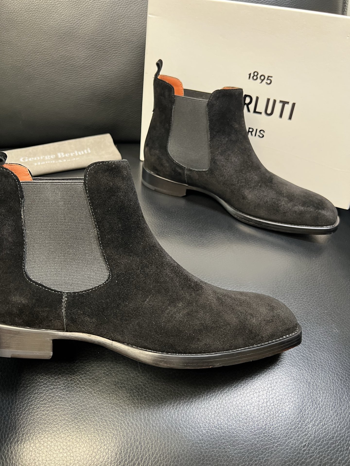 Berluti 高品质 顶级工艺品 布鲁提 专柜同步发售原厂配置，意大利进口牛皮面料，全进口水染牛皮里垫