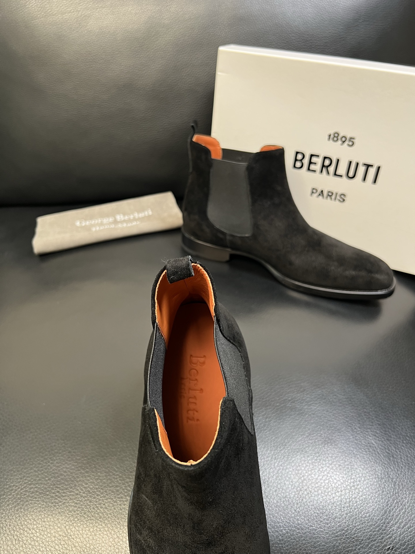 Berluti 高品质 顶级工艺品 布鲁提 专柜同步发售原厂配置，意大利进口牛皮面料，全进口水染牛皮里垫