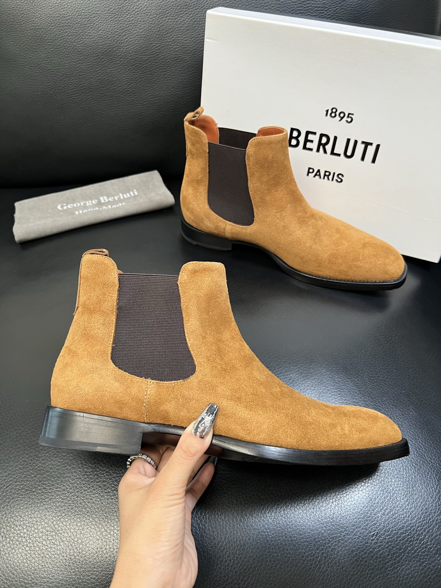 Berluti 高品质 顶级工艺品 布鲁提 专柜同步发售原厂配置，意大利进口牛皮面料，全进口水染牛皮里垫
