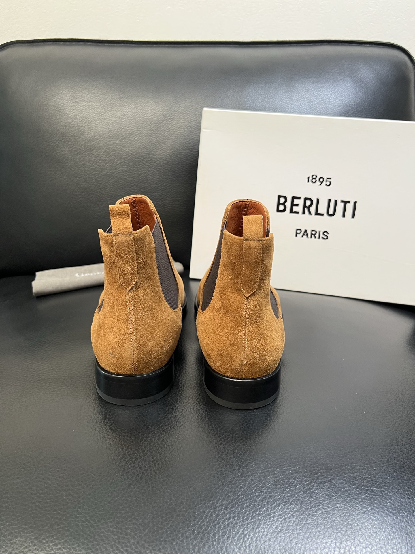 Berluti 高品质 顶级工艺品 布鲁提 专柜同步发售原厂配置，意大利进口牛皮面料，全进口水染牛皮里垫