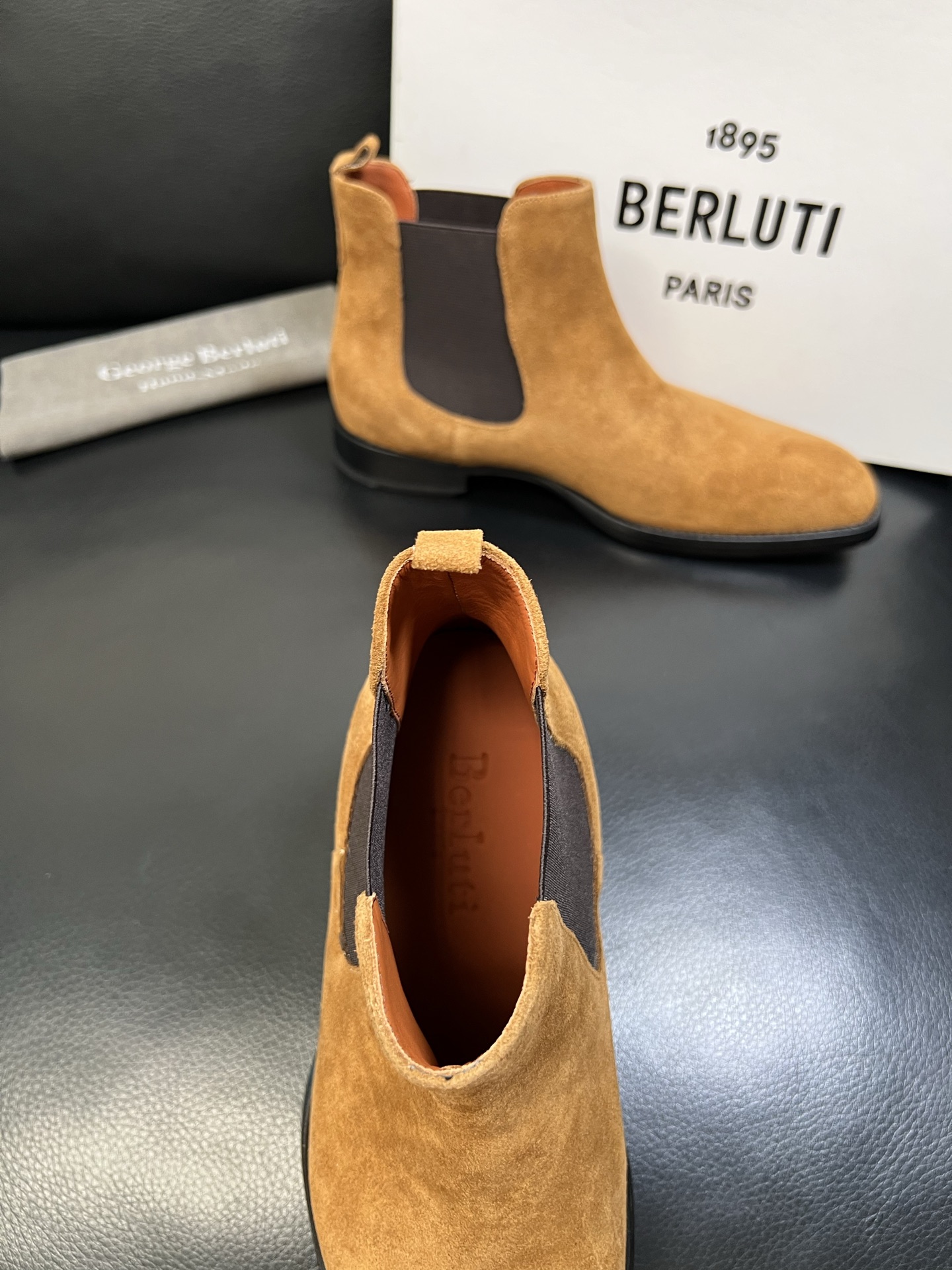 Berluti 高品质 顶级工艺品 布鲁提 专柜同步发售原厂配置，意大利进口牛皮面料，全进口水染牛皮里垫