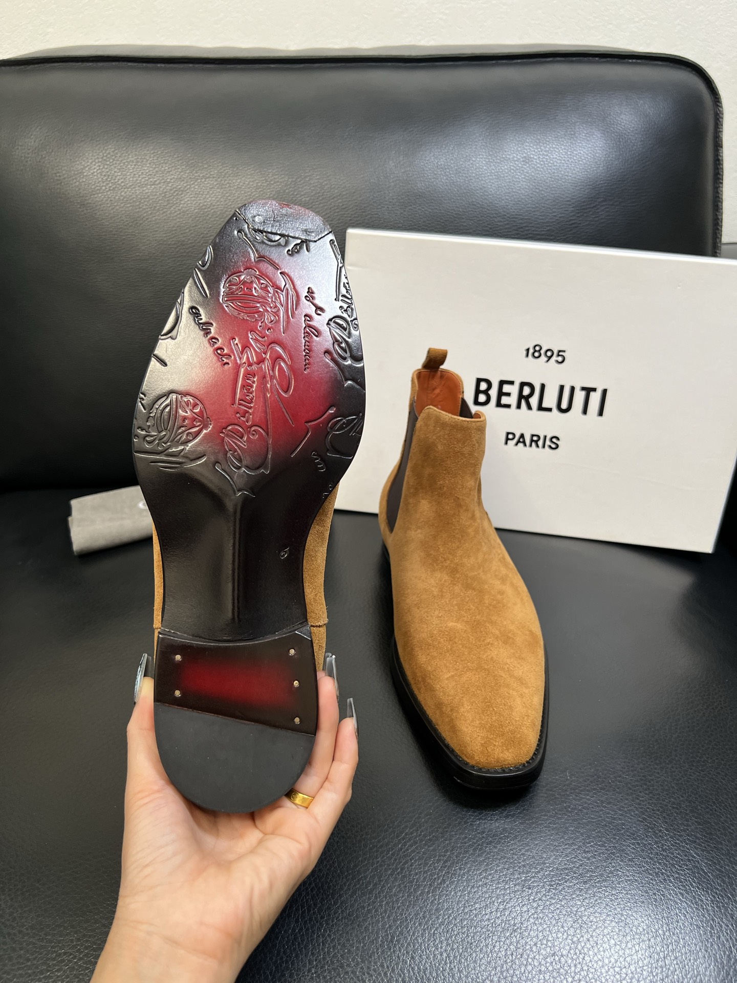 Berluti 高品质 顶级工艺品 布鲁提 专柜同步发售原厂配置，意大利进口牛皮面料，全进口水染牛皮里垫