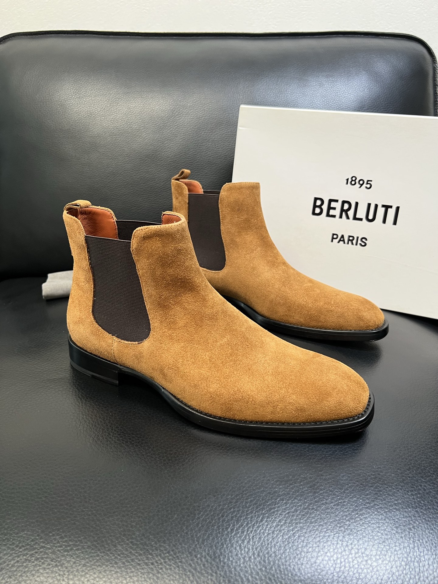 Berluti 高品质 顶级工艺品 布鲁提 专柜同步发售原厂配置，意大利进口牛皮面料，全进口水染牛皮里垫