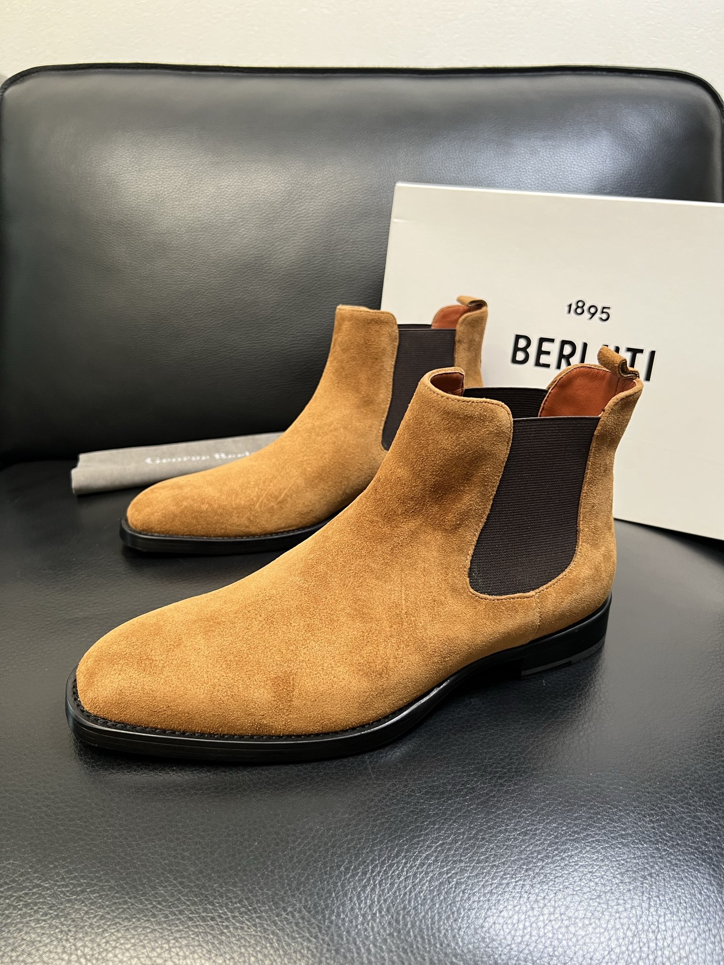 Berluti 高品质 顶级工艺品 布鲁提 专柜同步发售原厂配置，意大利进口牛皮面料，全进口水染牛皮里垫